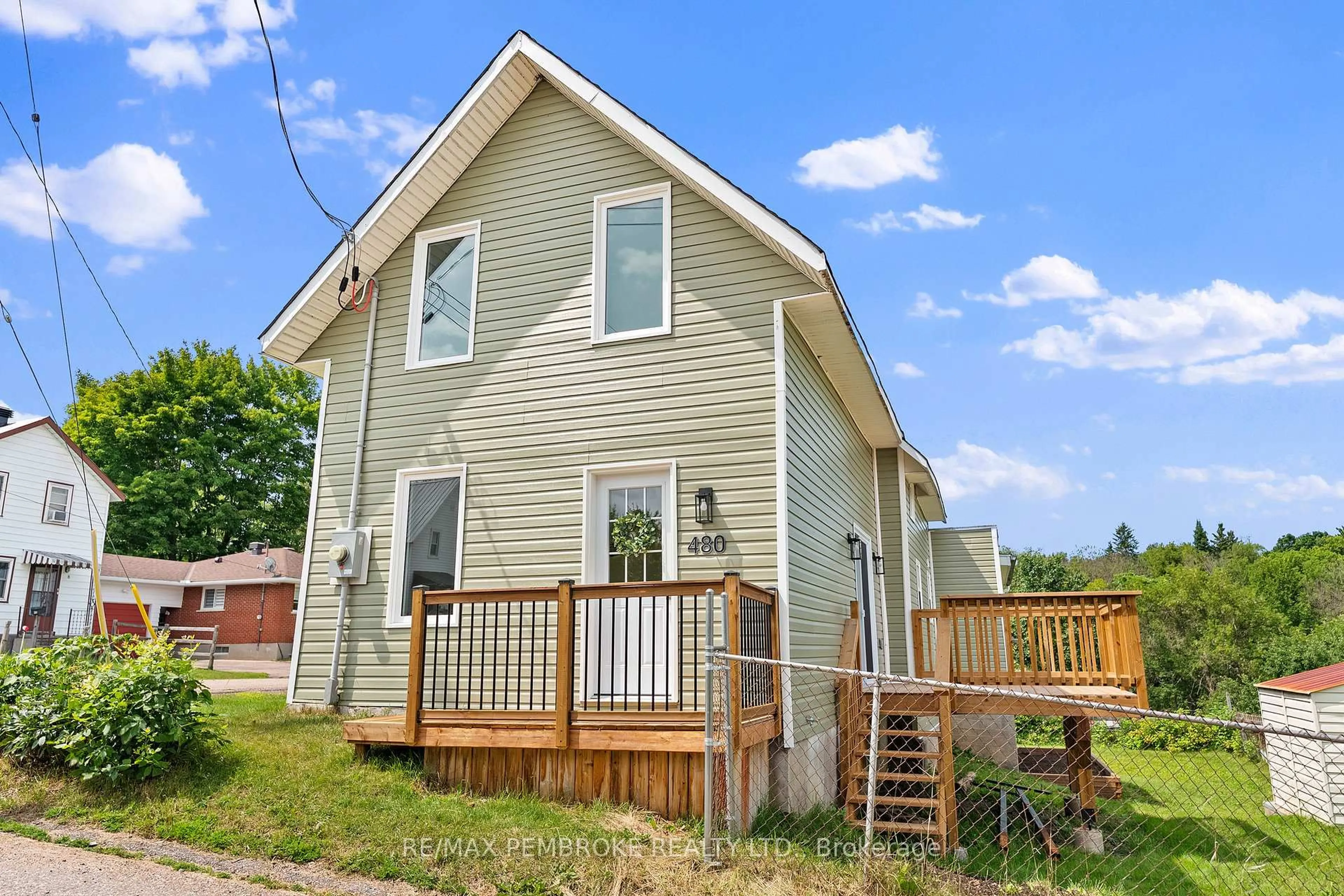 Home with vinyl exterior material, street for 480 Blank St, Pembroke Ontario K8A 4H1
