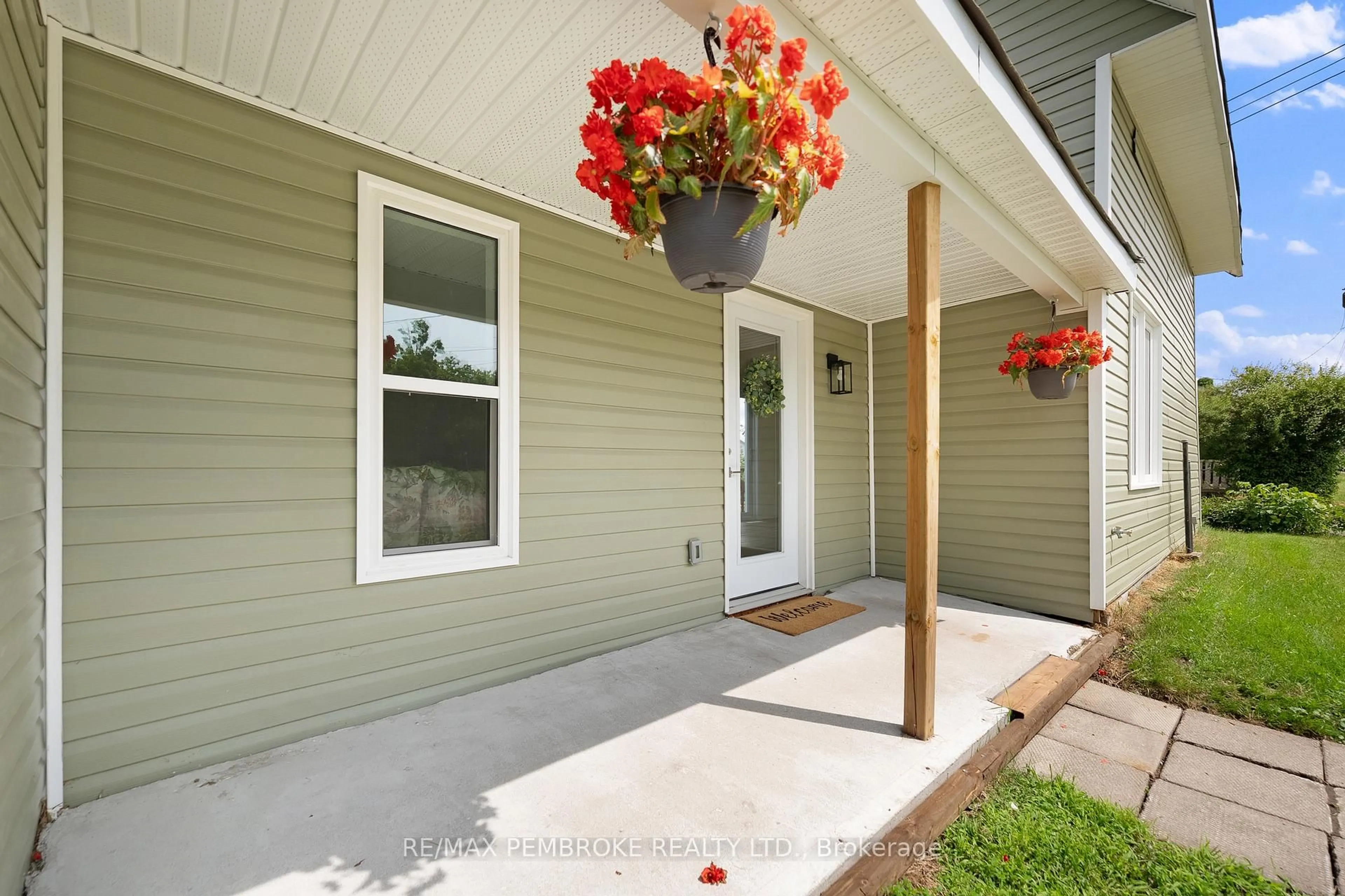Home with vinyl exterior material, street for 480 Blank St, Pembroke Ontario K8A 4H1