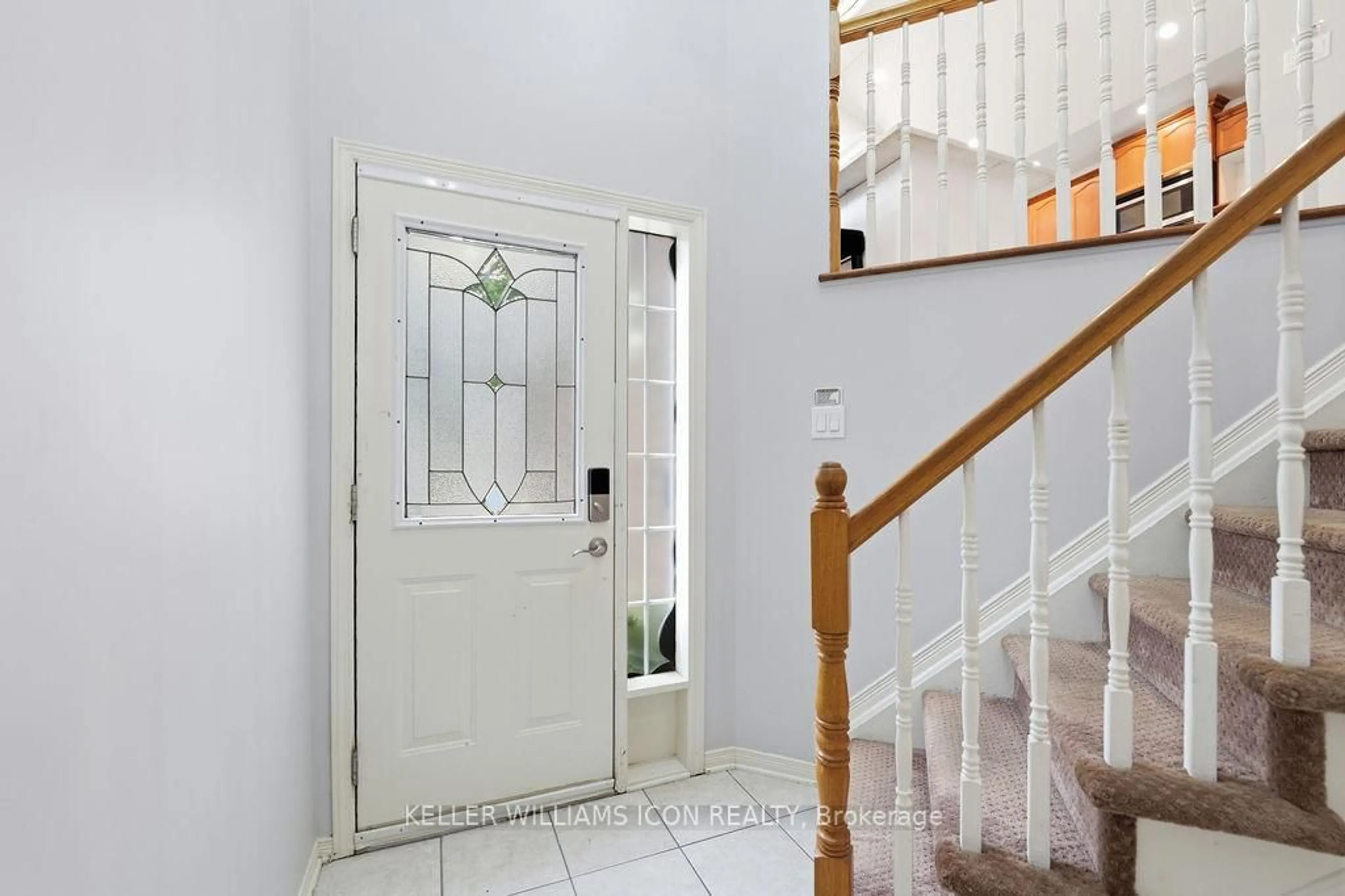 Indoor entryway for 125 Castle Glen Cres, Ottawa Ontario K2L 4G9