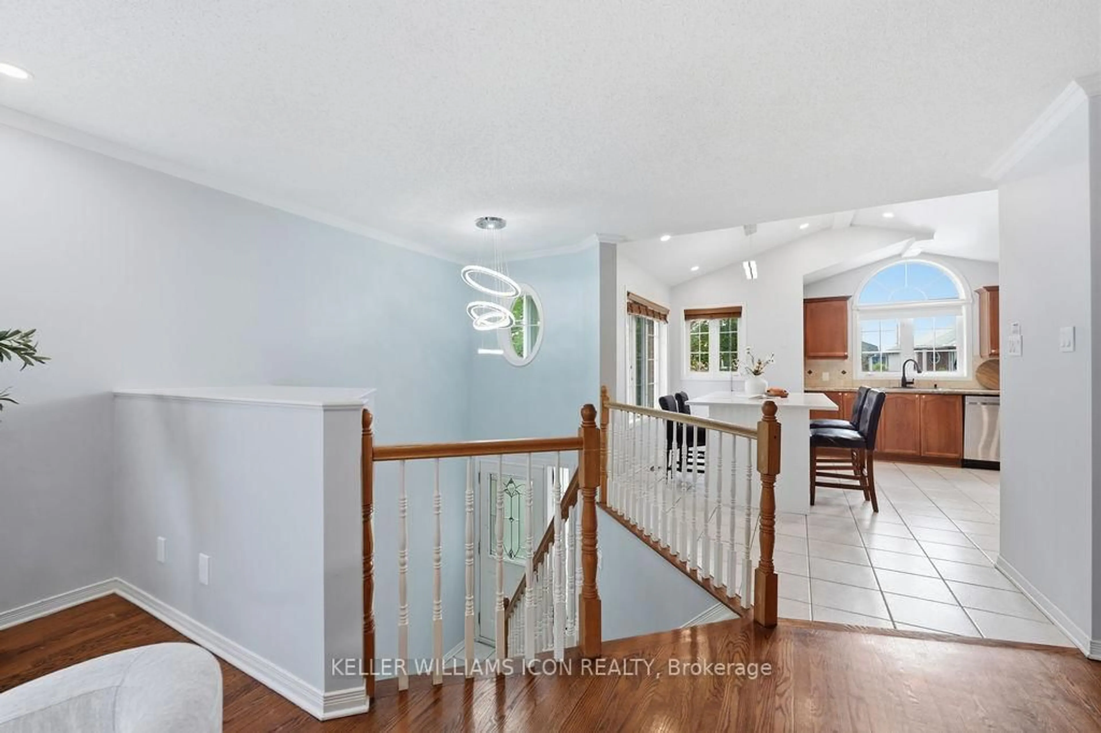 Indoor foyer for 125 Castle Glen Cres, Ottawa Ontario K2L 4G9