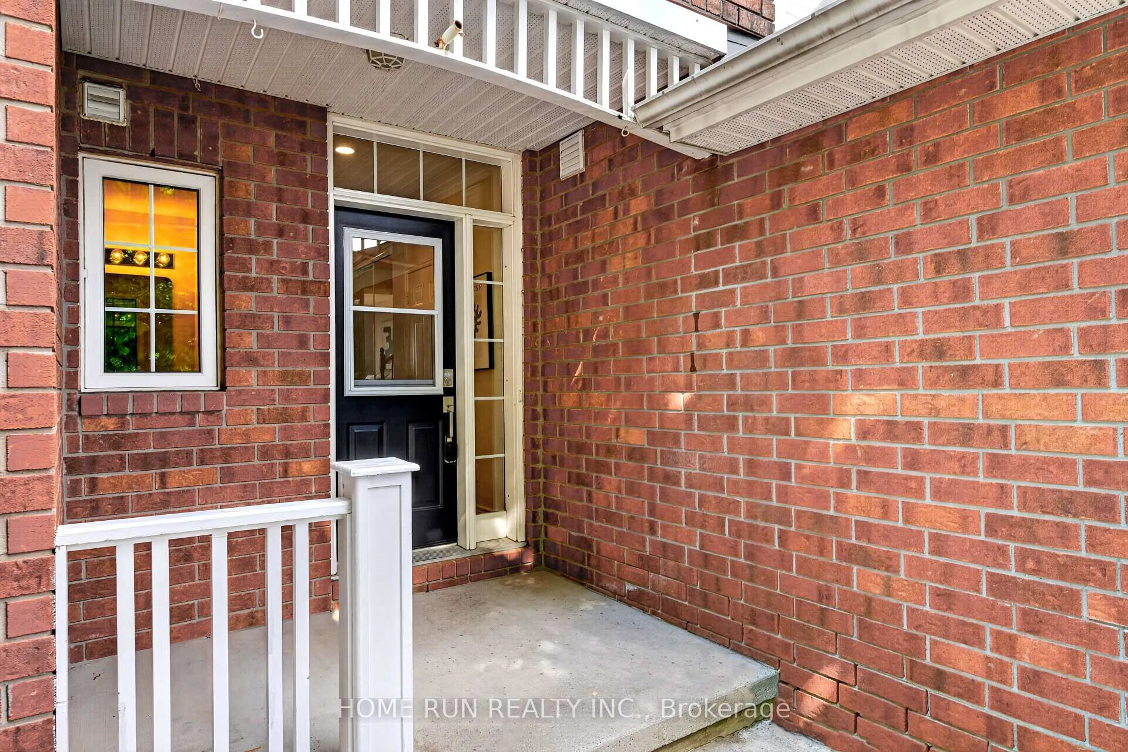 Indoor entryway for 164 Gray Cres, Ottawa Ontario K2K 3L9