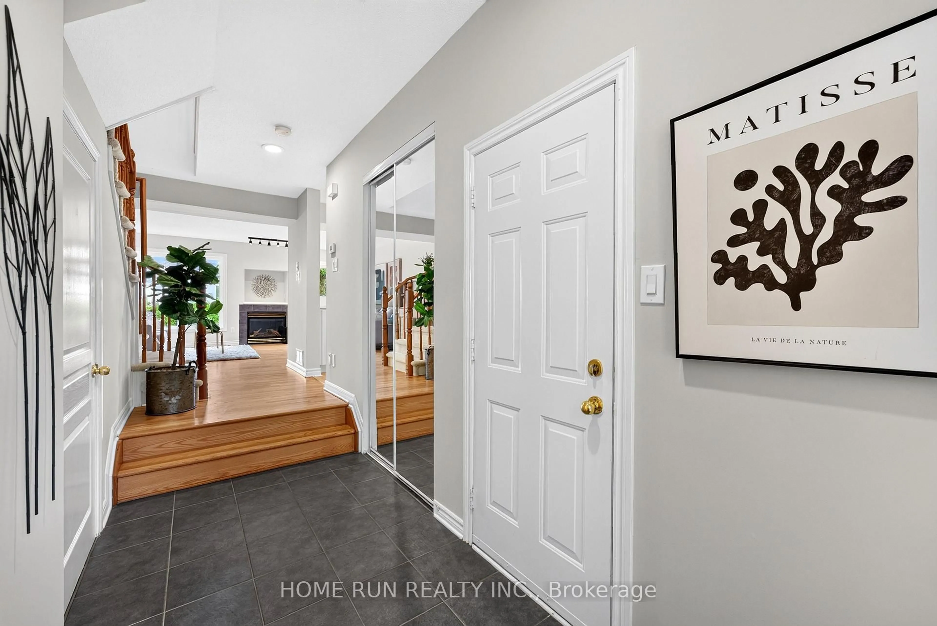 Indoor entryway for 164 Gray Cres, Ottawa Ontario K2K 3L9