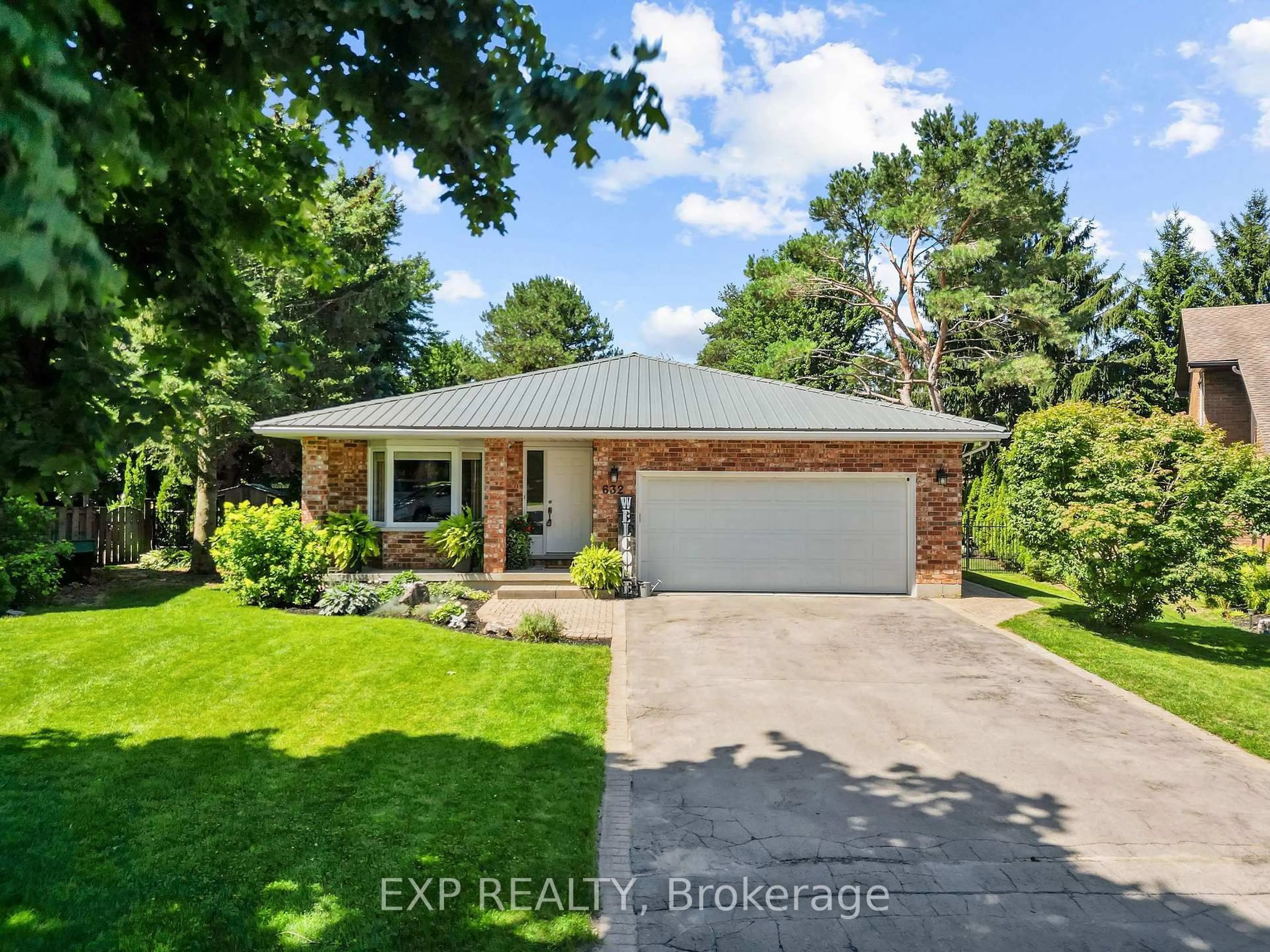 A pic from outside/outdoor area/front of a property/back of a property/a pic from drone, street for 632 Hoover Pl, Strathroy-Caradoc Ontario N0L 1W0