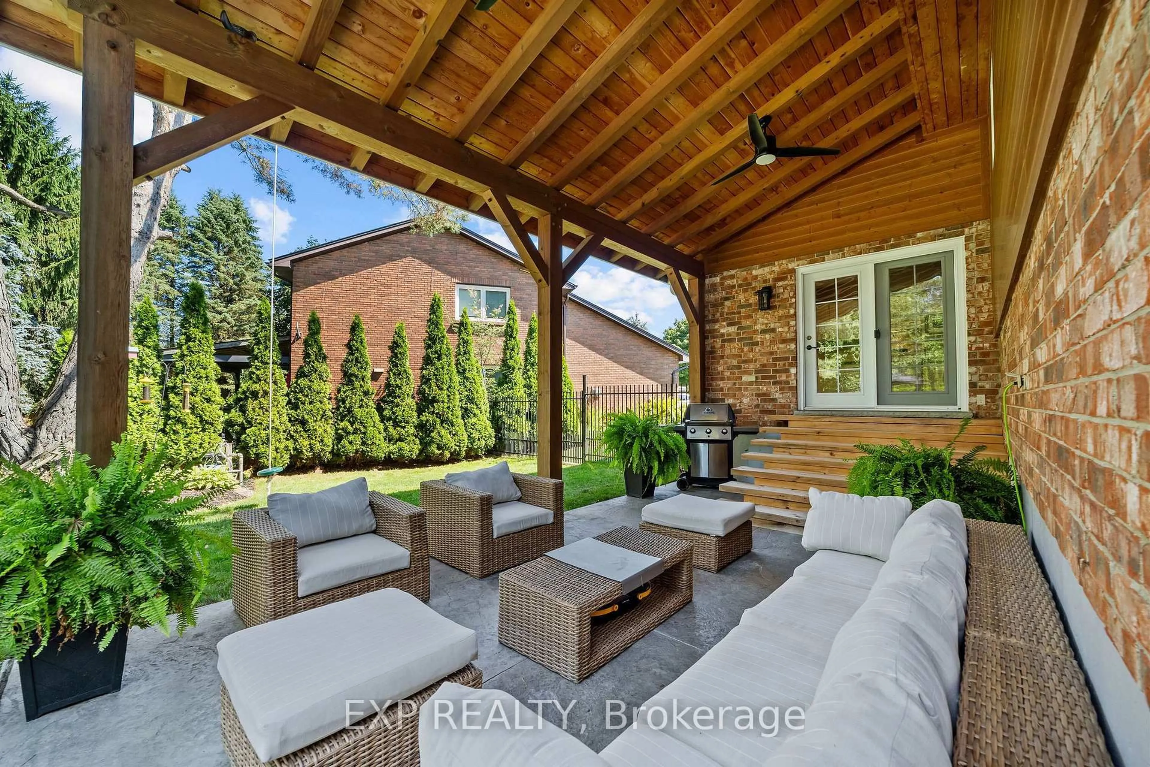 Patio, street for 632 Hoover Pl, Strathroy-Caradoc Ontario N0L 1W0