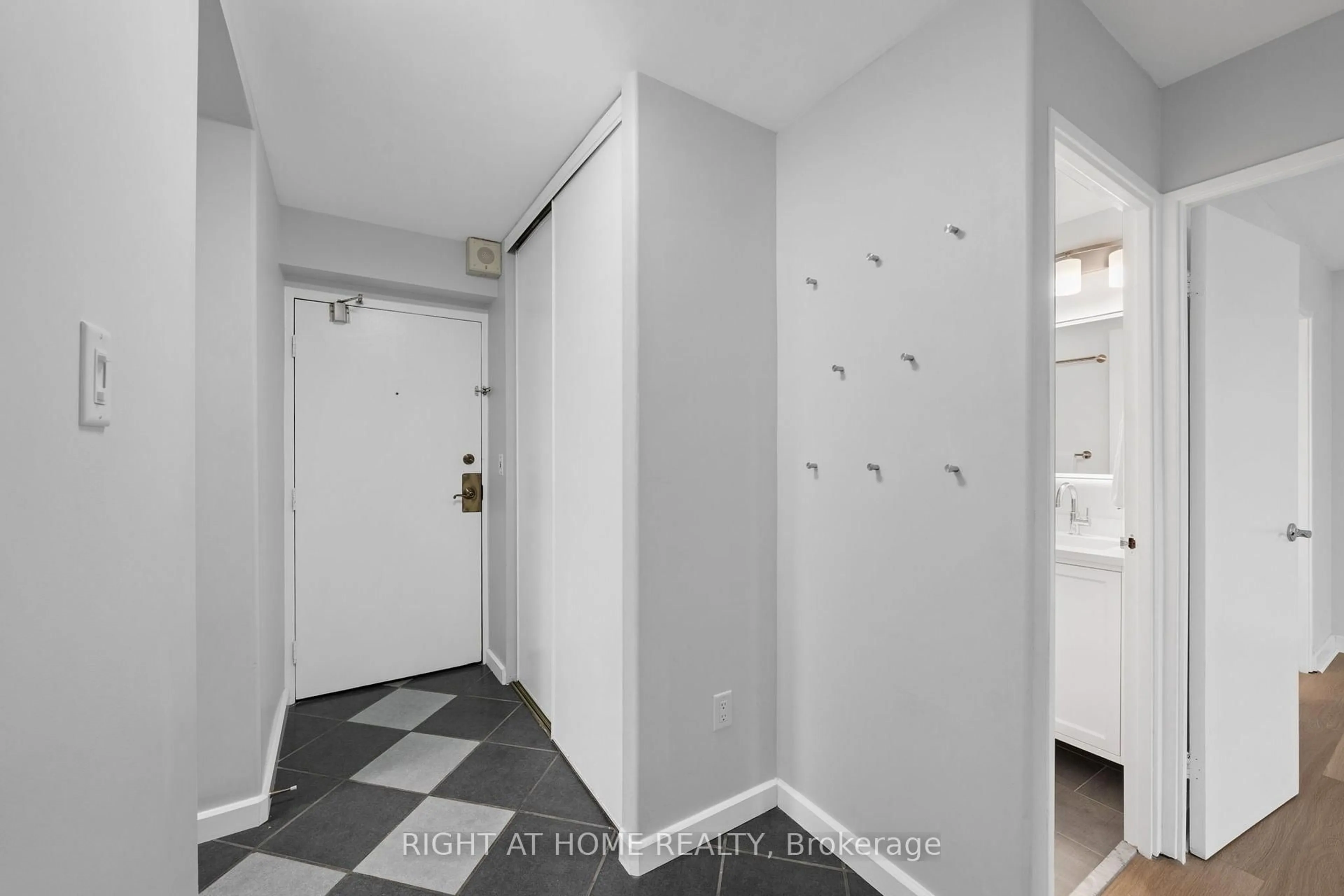 Indoor entryway for 1025 RICHMOND Rd #503, Ottawa Ontario K2B 8G8