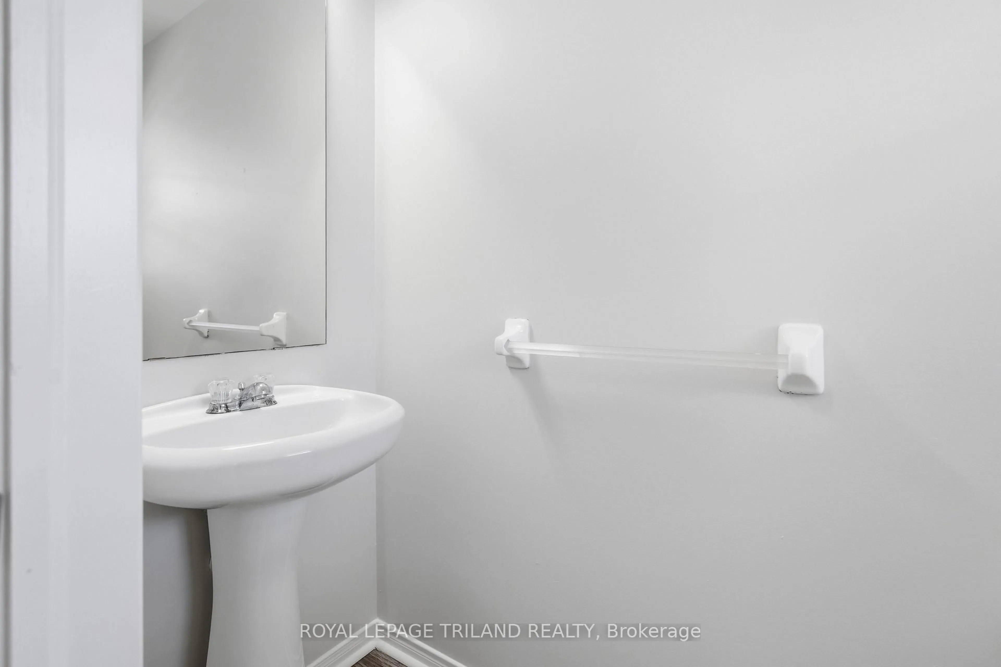 Standard bathroom, unknown for 1942 Bloom Cres, London North Ontario N5X 4N1