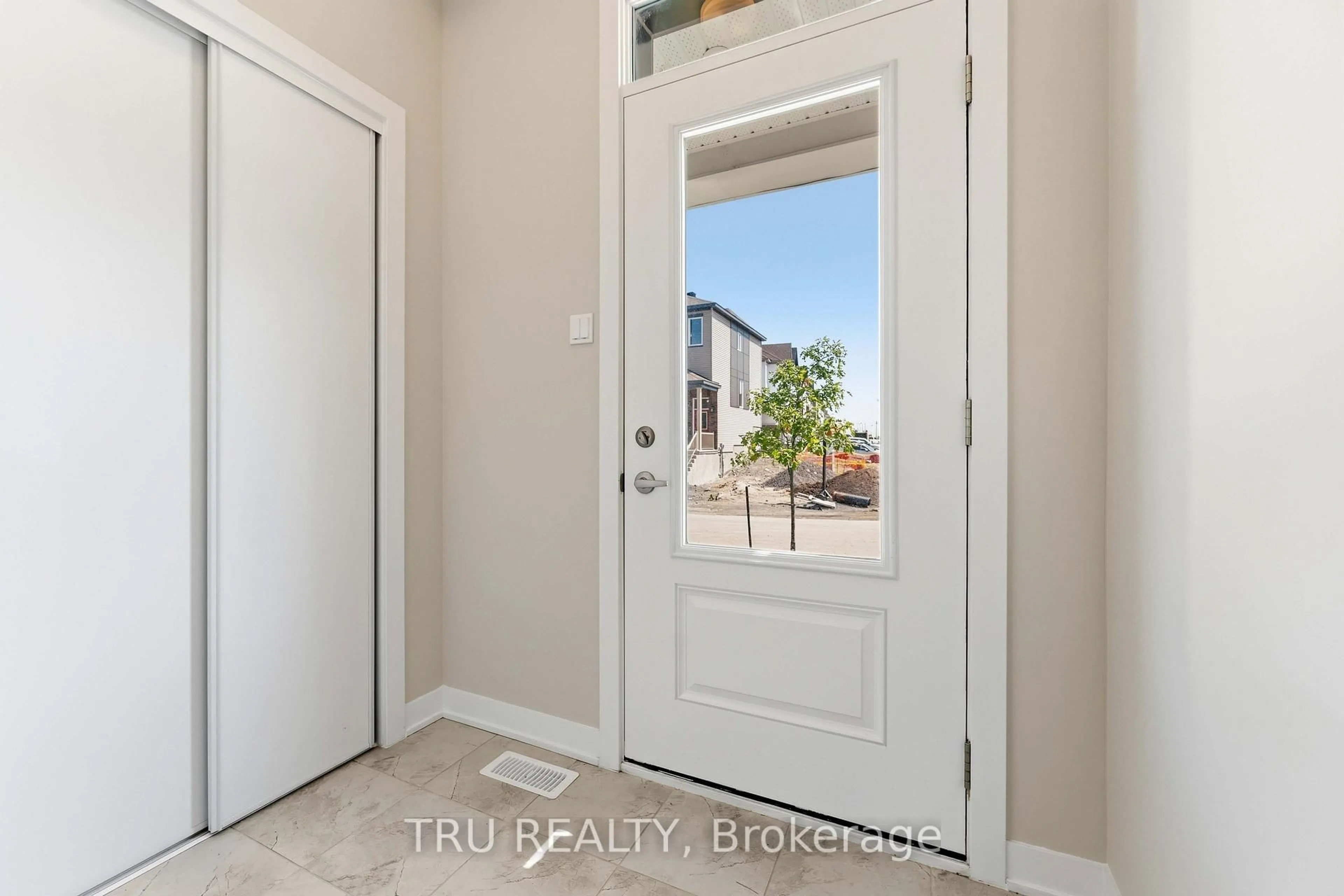 Indoor entryway for 706 Expansion Rd, Barrhaven Ontario K2J 7G4