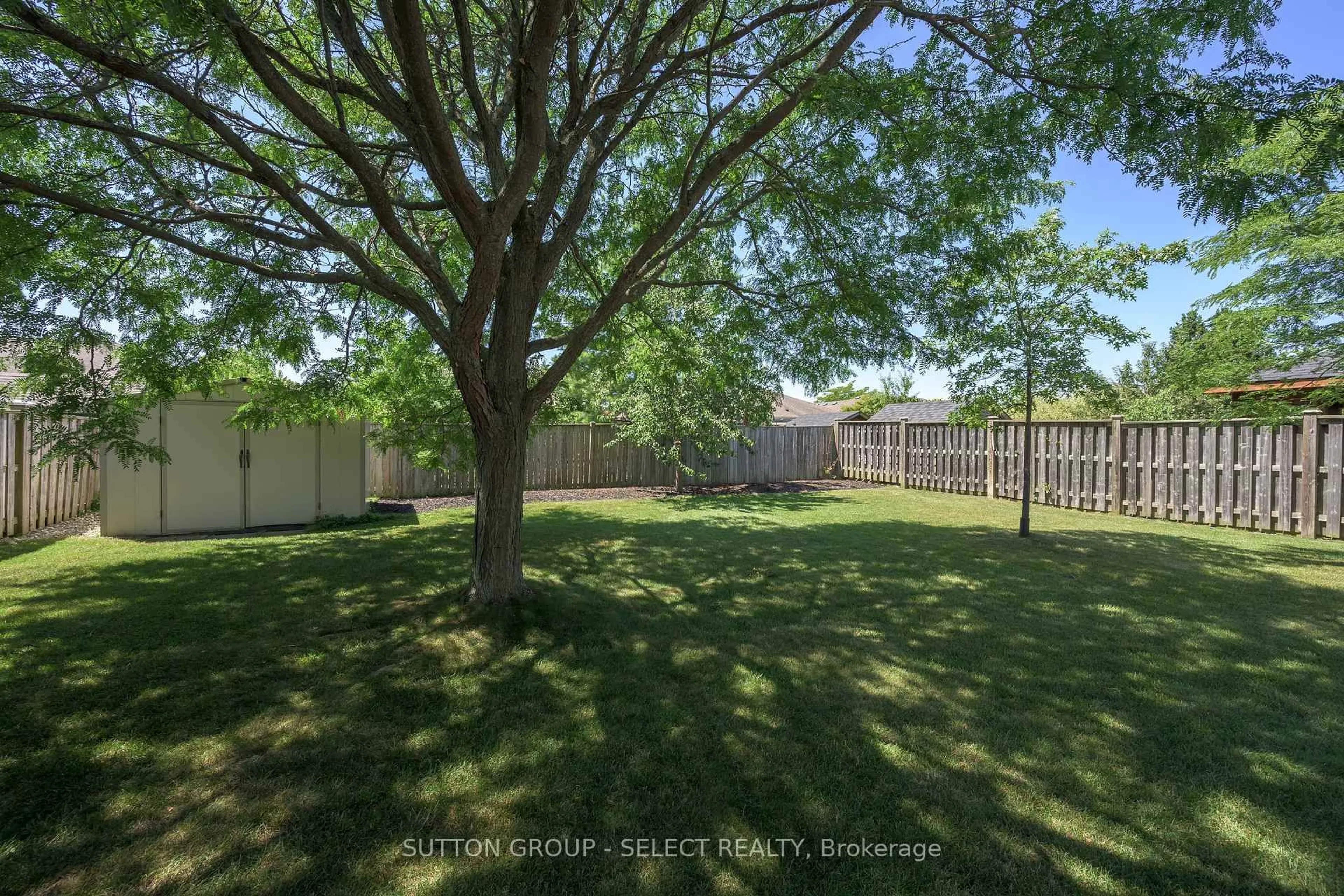 A pic from outside/outdoor area/front of a property/back of a property/a pic from drone, unknown for 2021 Lumb Crt, London North Ontario N6G 5J4