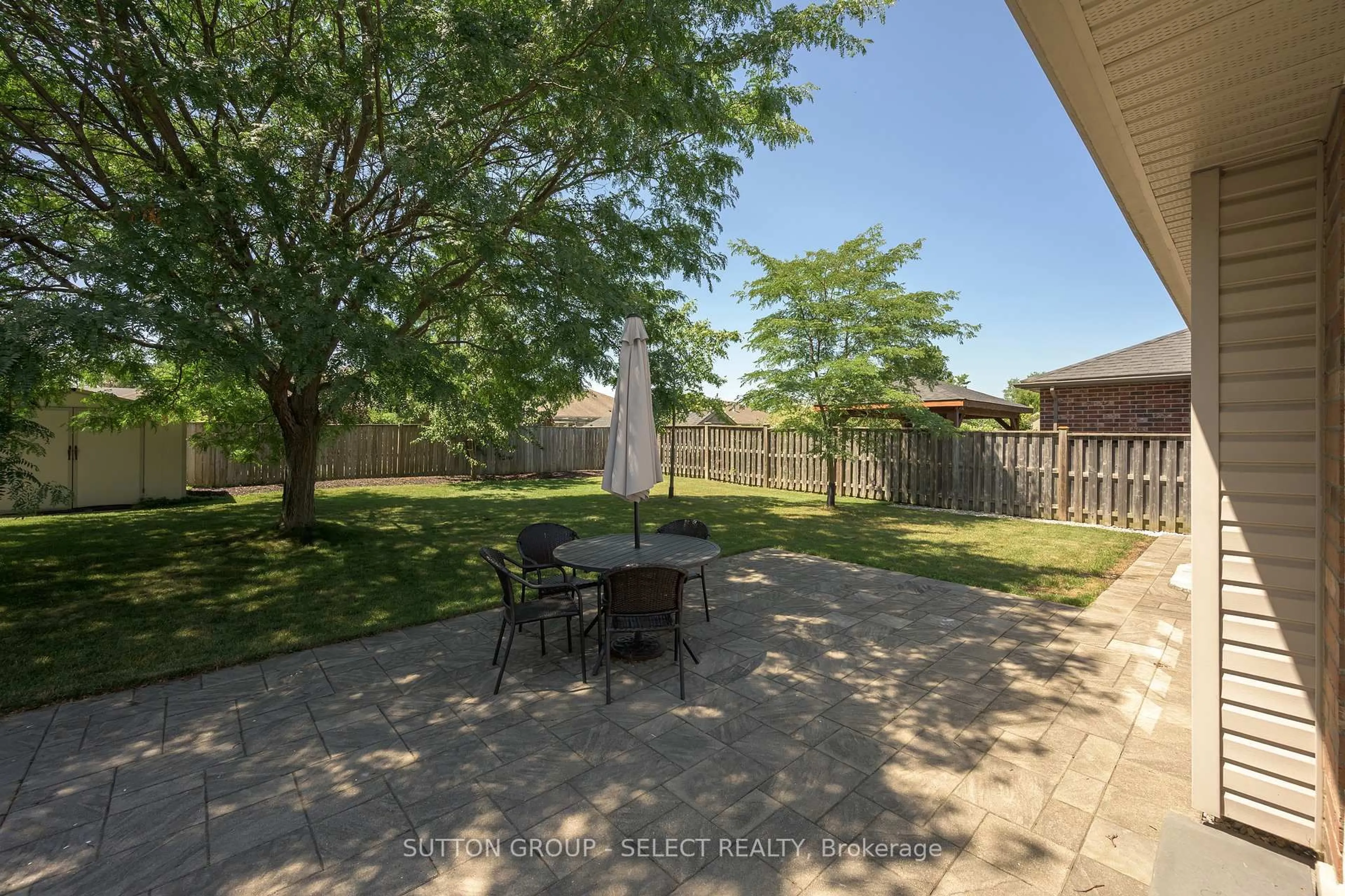 Patio, street for 2021 Lumb Crt, London North Ontario N6G 5J4