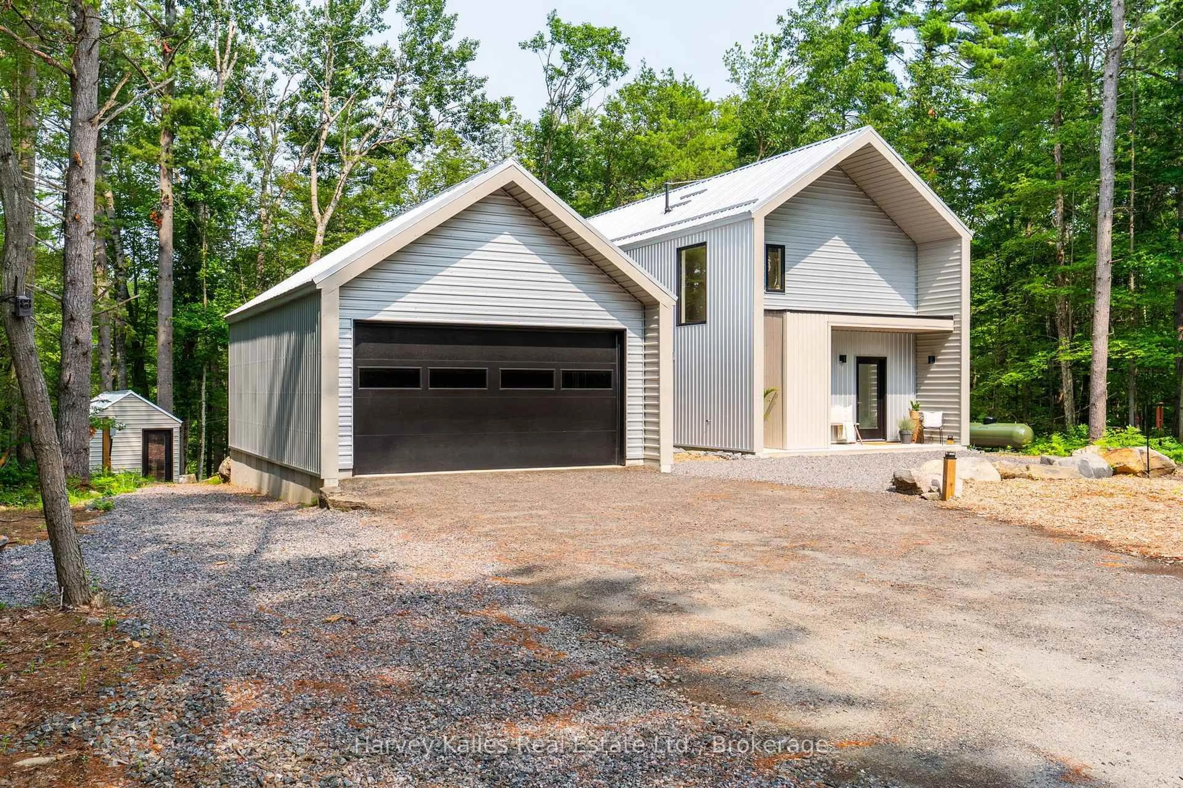 Indoor garage for 2074 Muskoka 169 Rd, Gravenhurst Ontario P1P 1R1