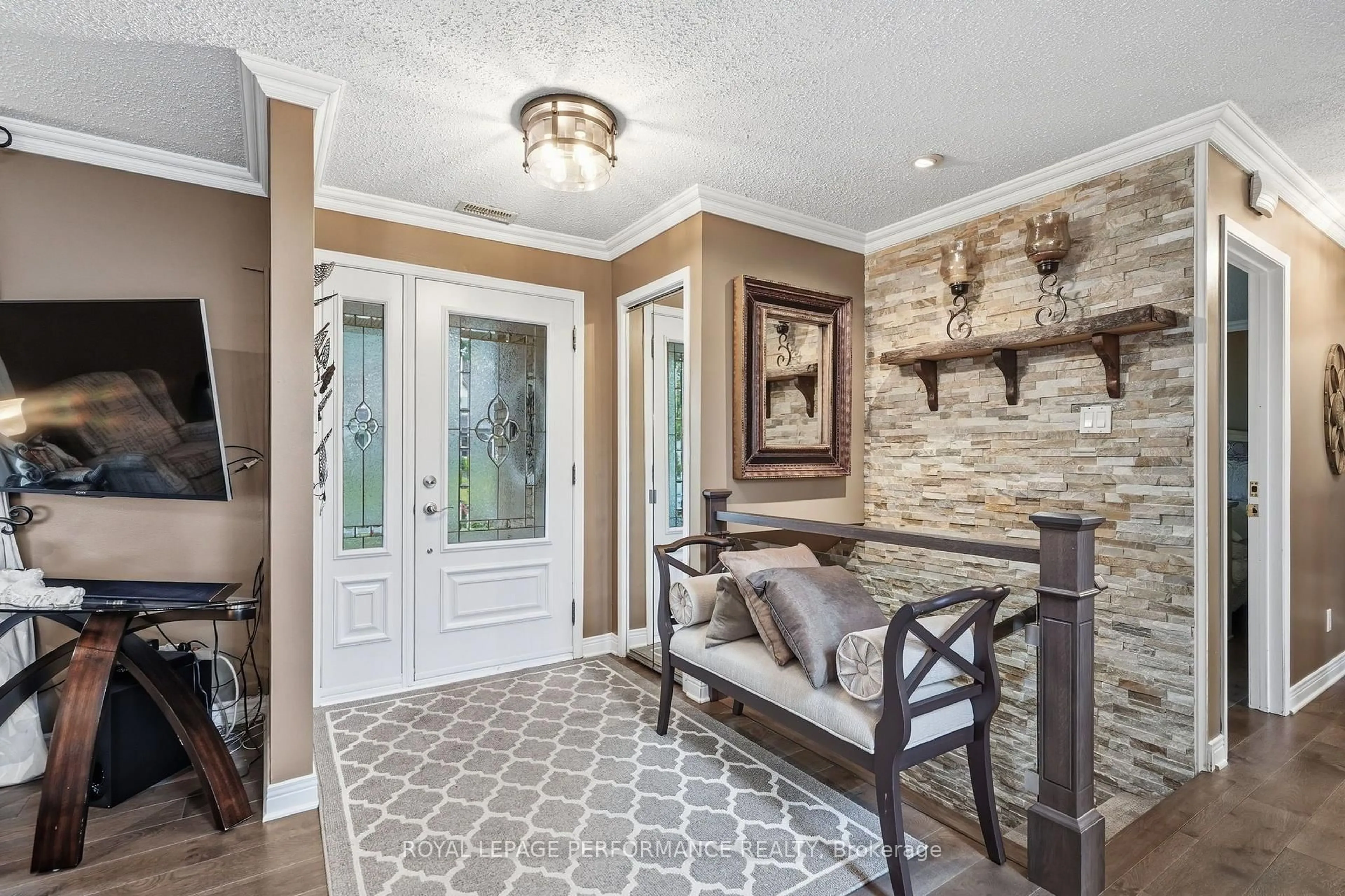 Indoor entryway for 600 Parisien St, Hawkesbury Ontario K6A 3B6