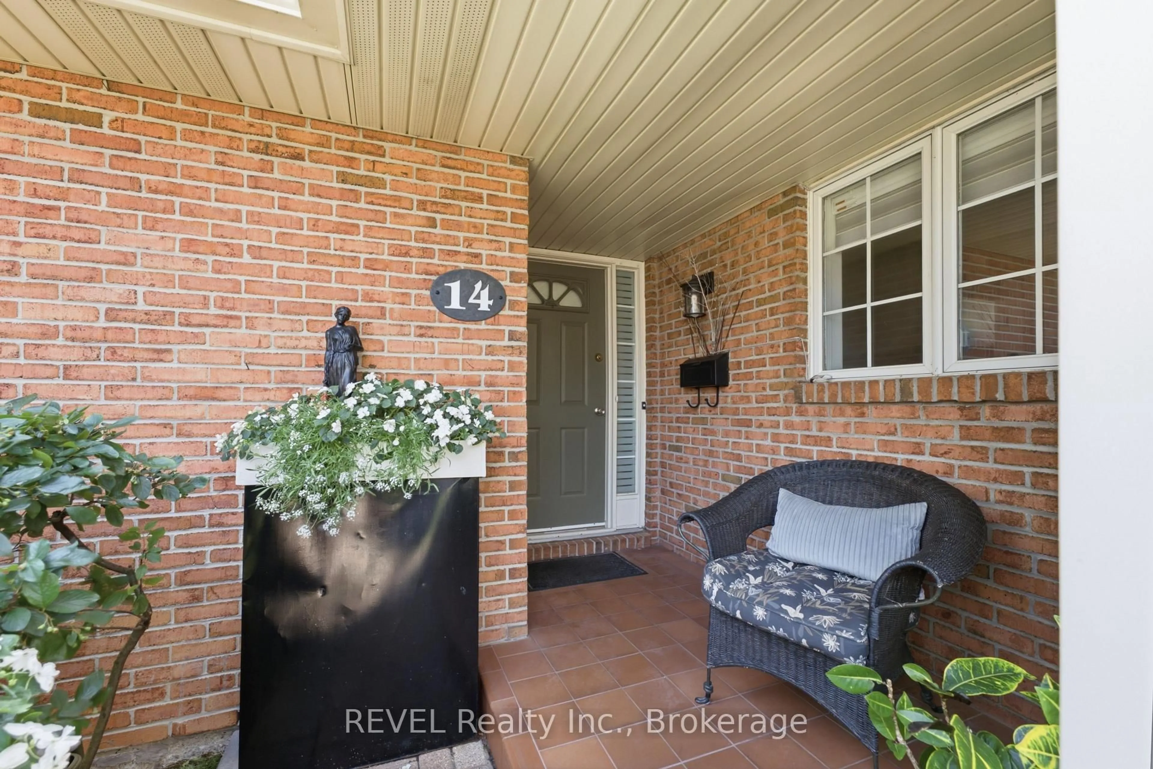 Indoor entryway for 275 Pelham Rd #14, St. Catharines Ontario L2S 3B9