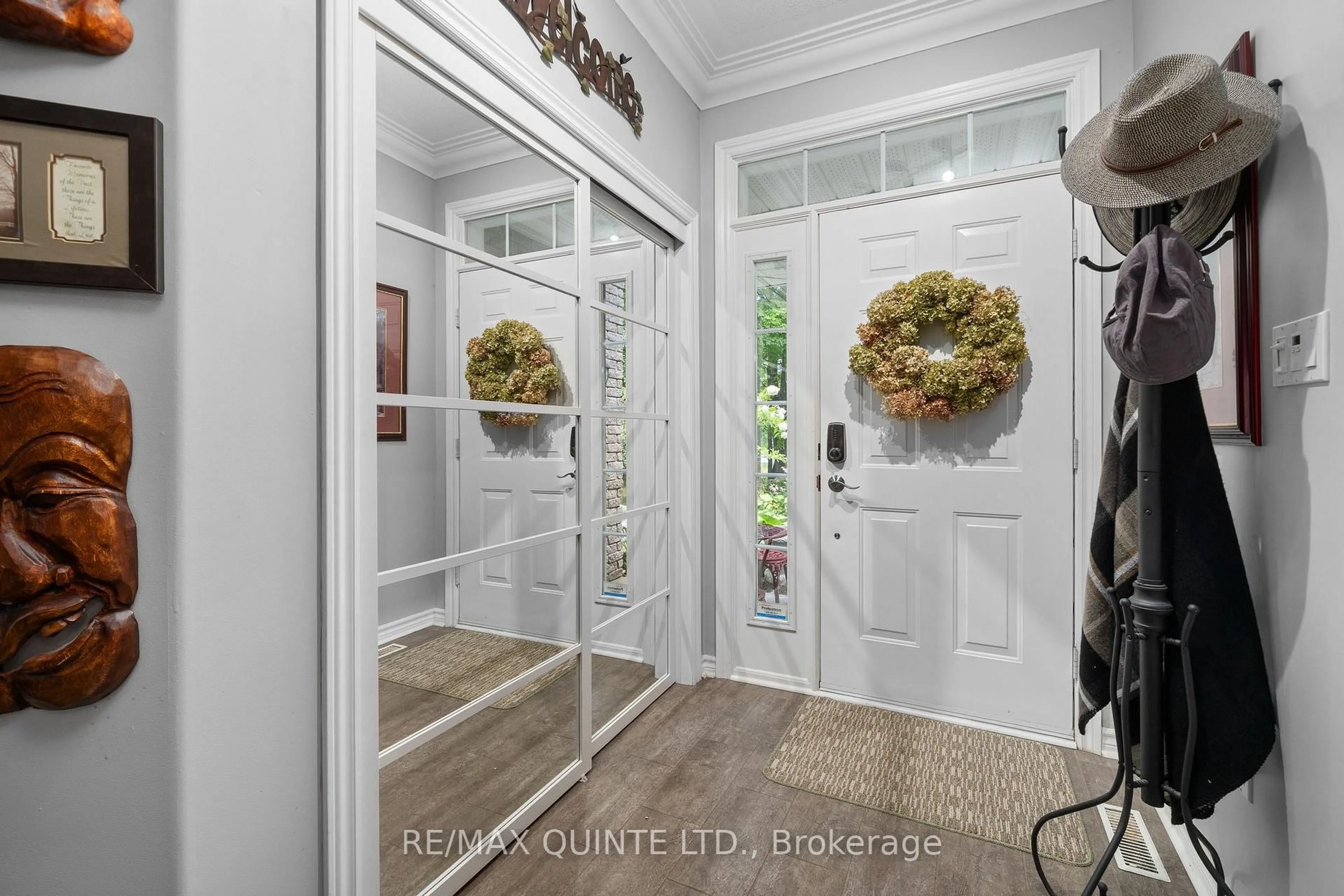 Indoor entryway for 291 Colonial Dr, Ingleside Ontario K8V 5P4