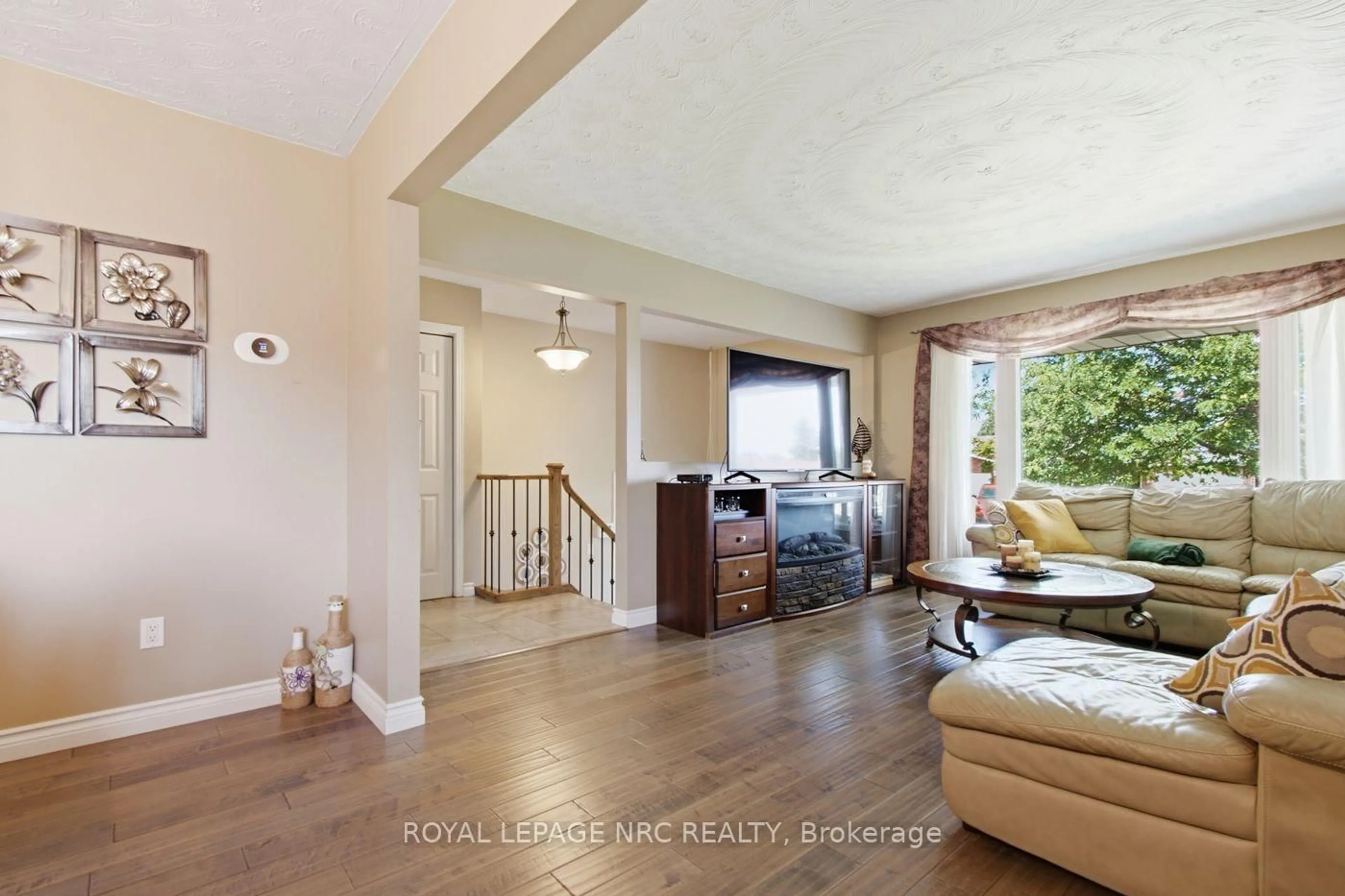 Living room with furniture, unknown for 28 Rollins Dr, Welland Ontario L3C 6Z8