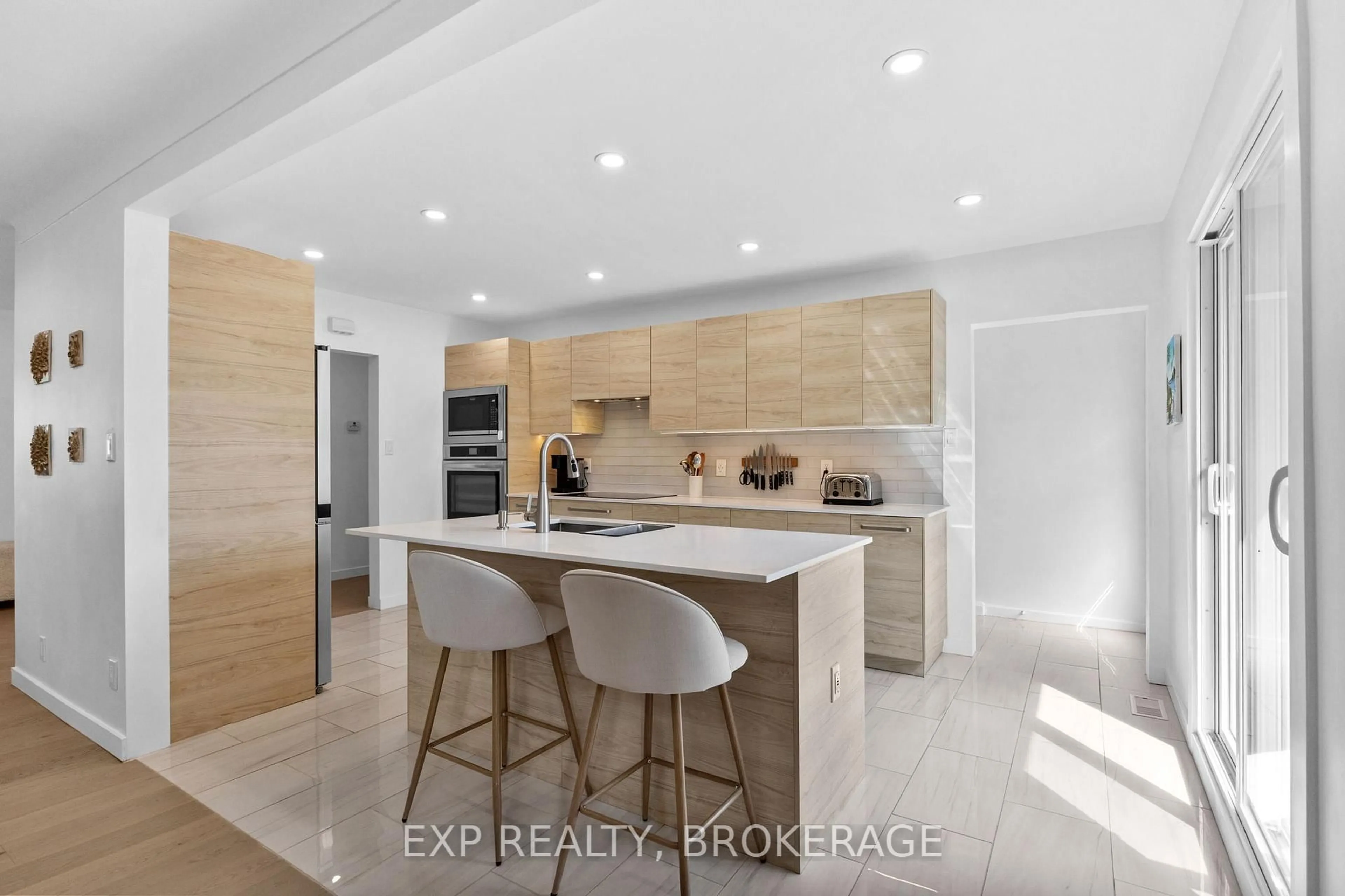 Open concept kitchen, ceramic/tile floor for 1502 Farnsworth Ave, Ottawa Ontario K1H 7C3