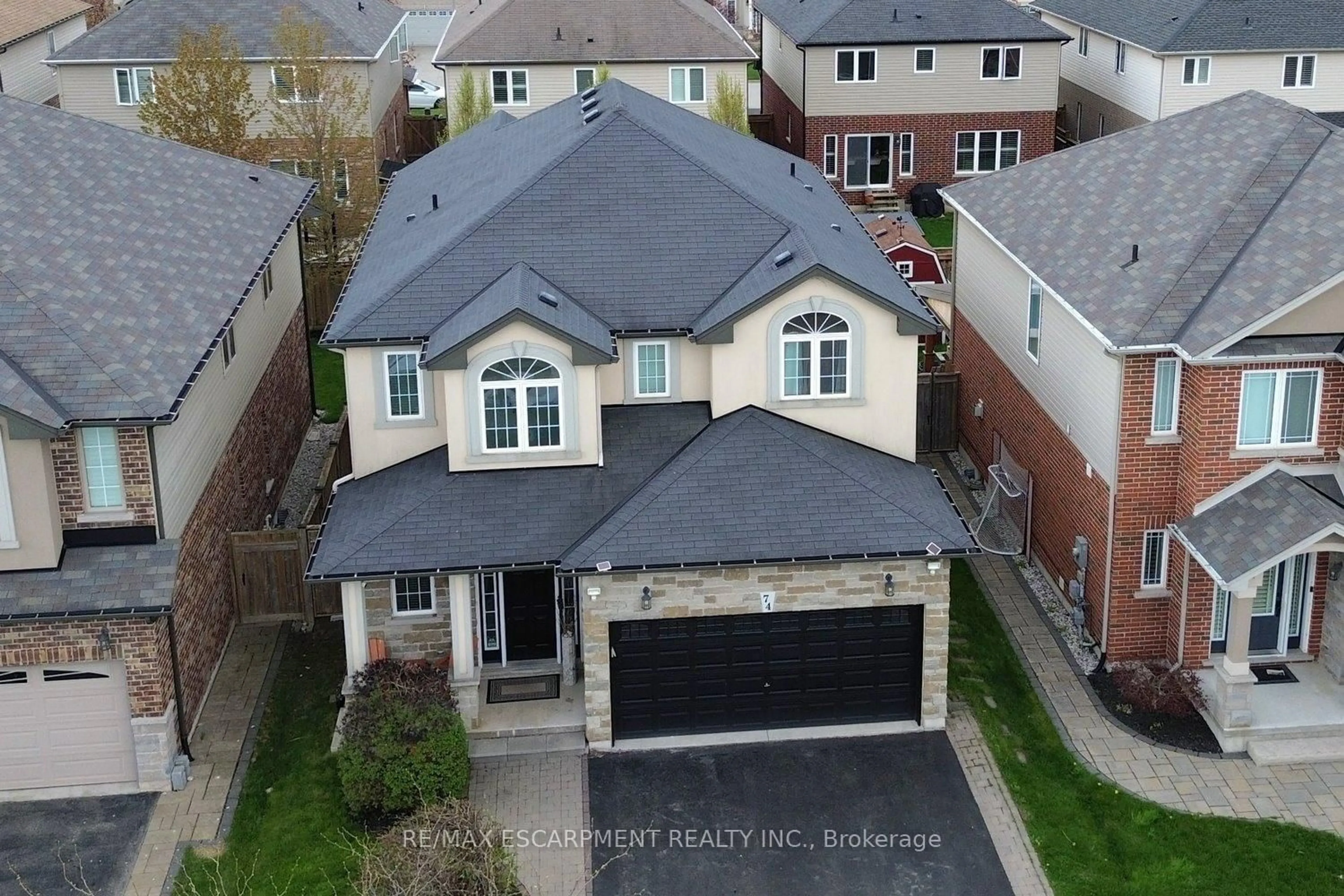 A pic from outside/outdoor area/front of a property/back of a property/a pic from drone, street for 74 Lampman Dr, Grimsby Ontario L3M 0E7