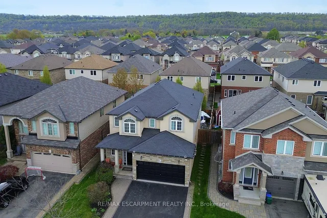 74 Lampman Dr, Grimsby 2
