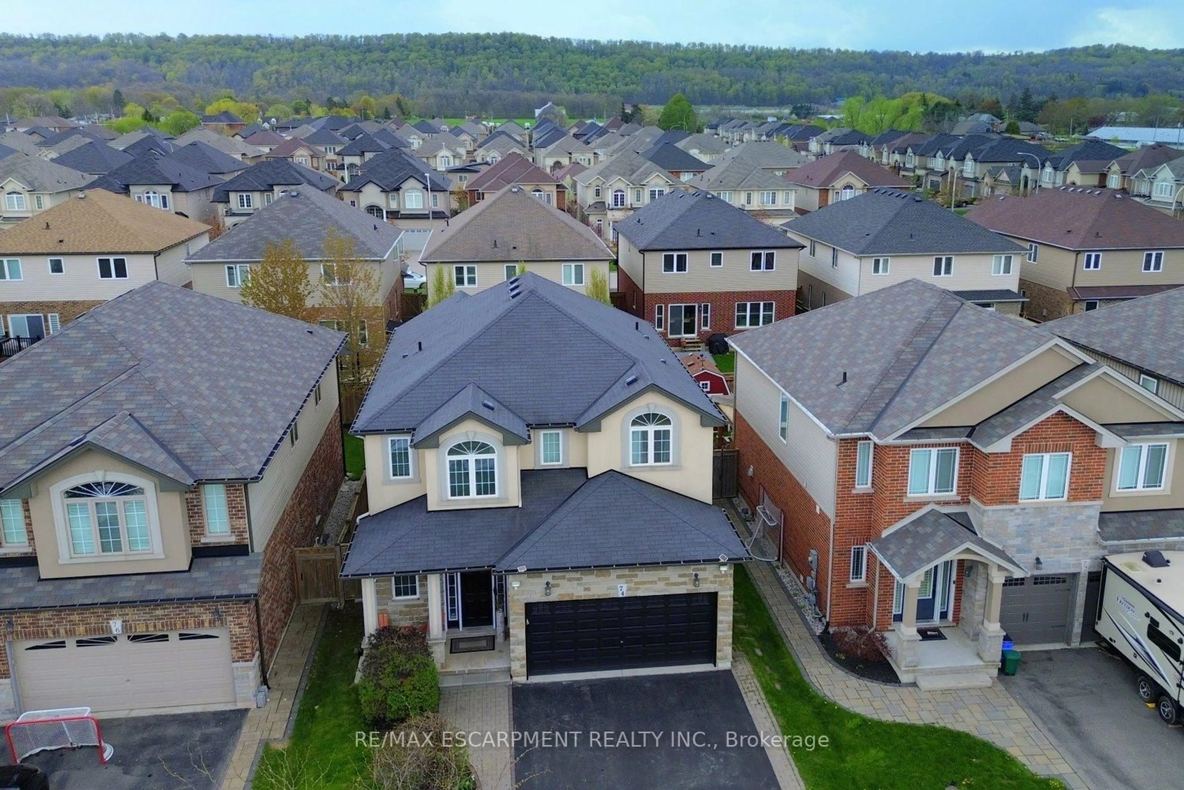 A pic from outside/outdoor area/front of a property/back of a property/a pic from drone, street for 74 Lampman Dr, Grimsby Ontario L3M 0E7