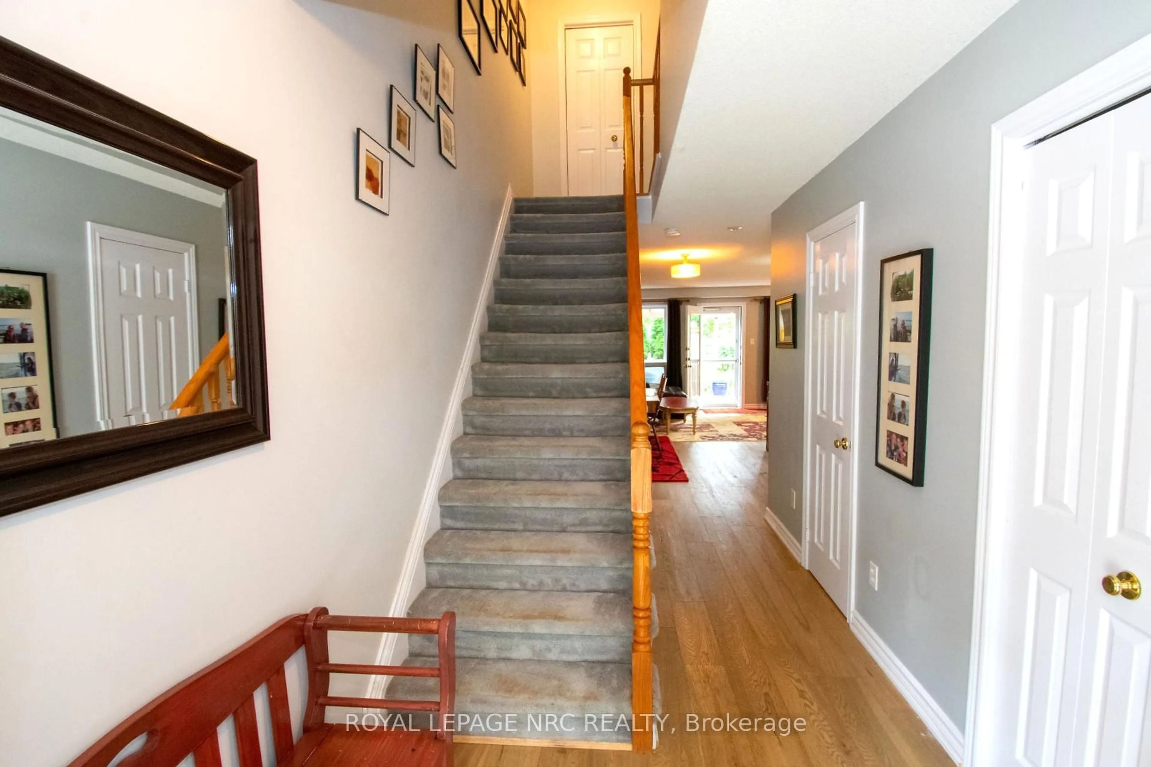 Indoor foyer for 24 Walker Crt, Grimsby Ontario L3M 5J5