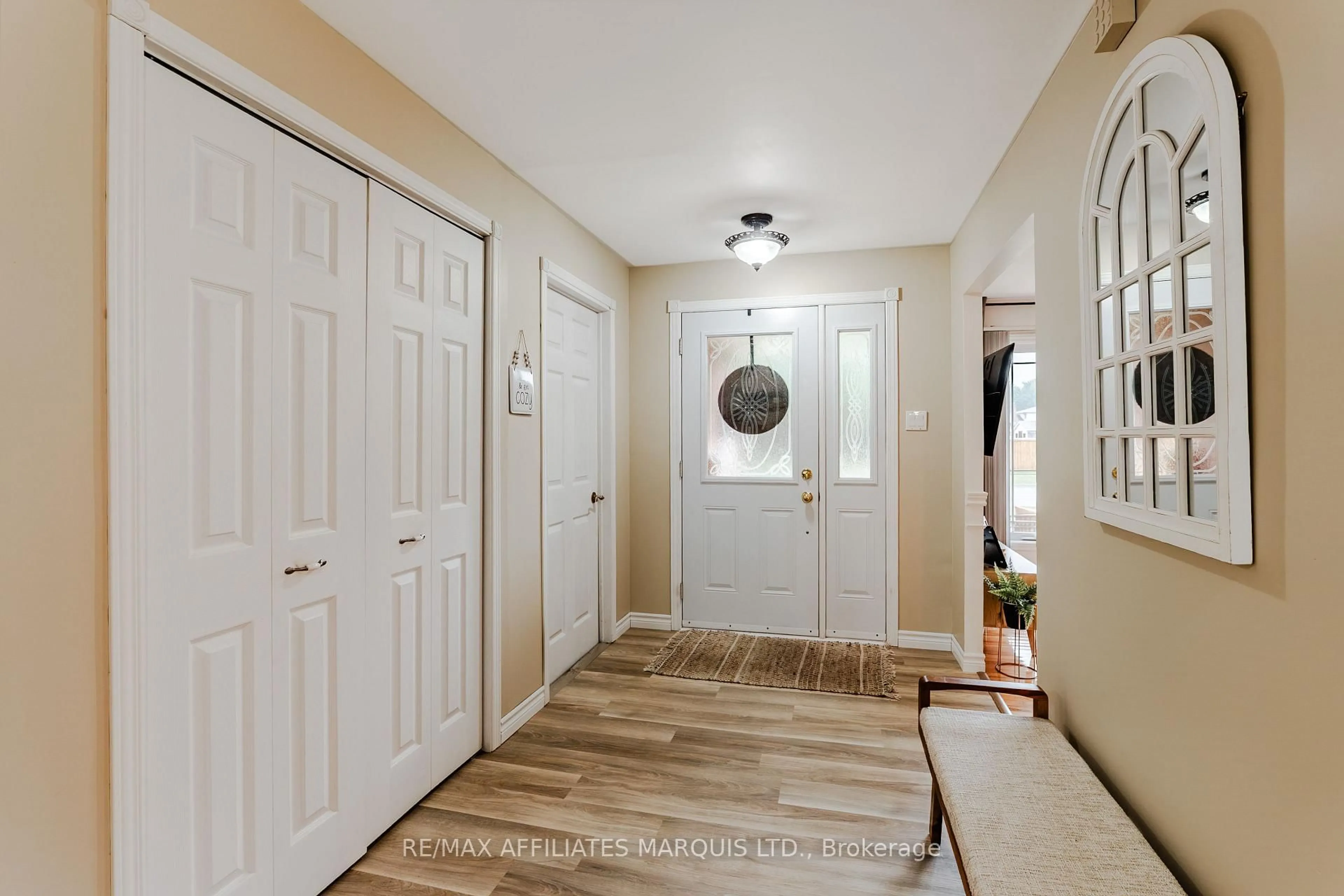Indoor entryway for 709 Champlain Dr, Cornwall Ontario K6H 6P4