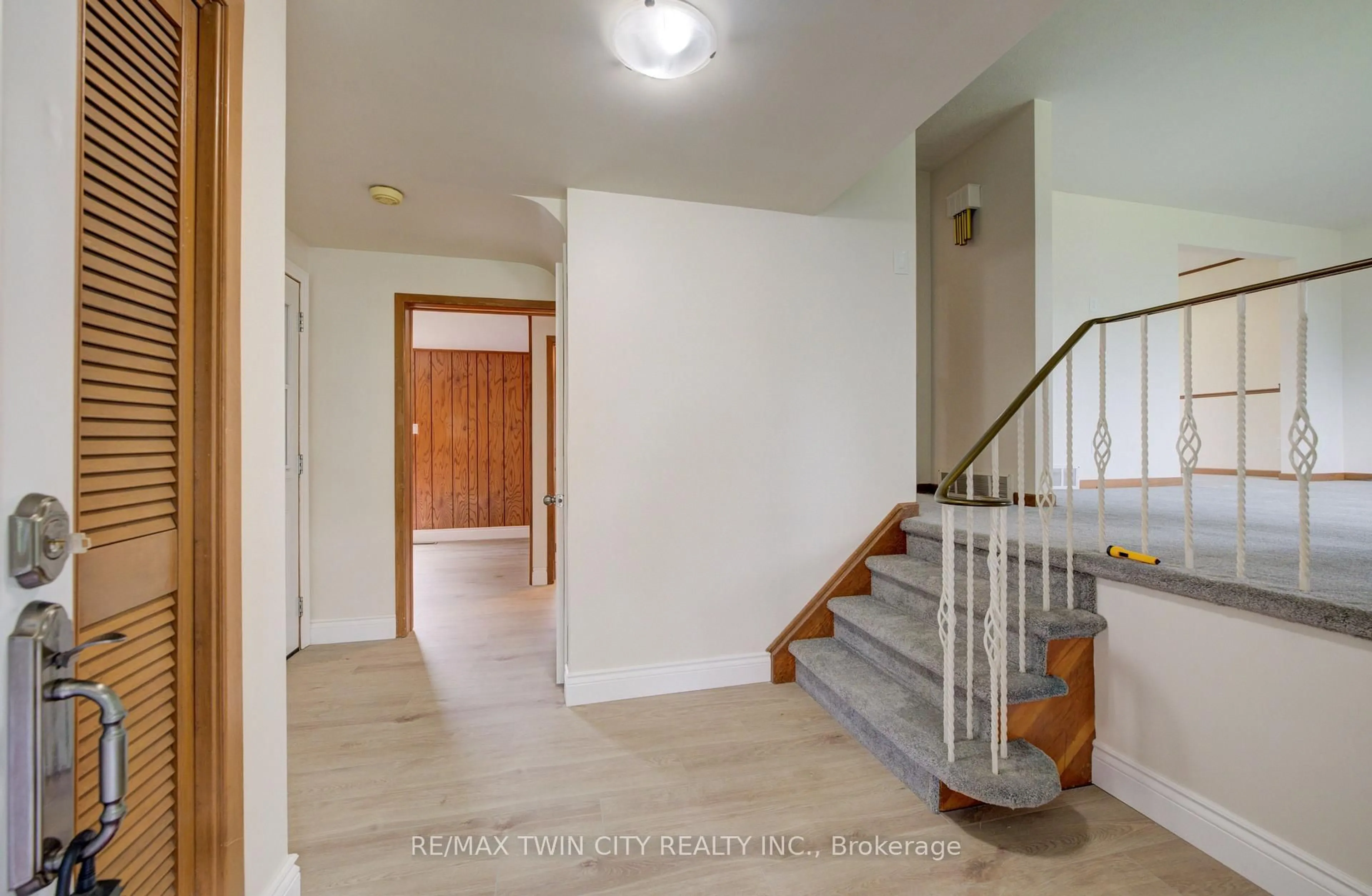 Indoor foyer for 75 Balmoral Dr, Guelph Ontario N1E 3N7