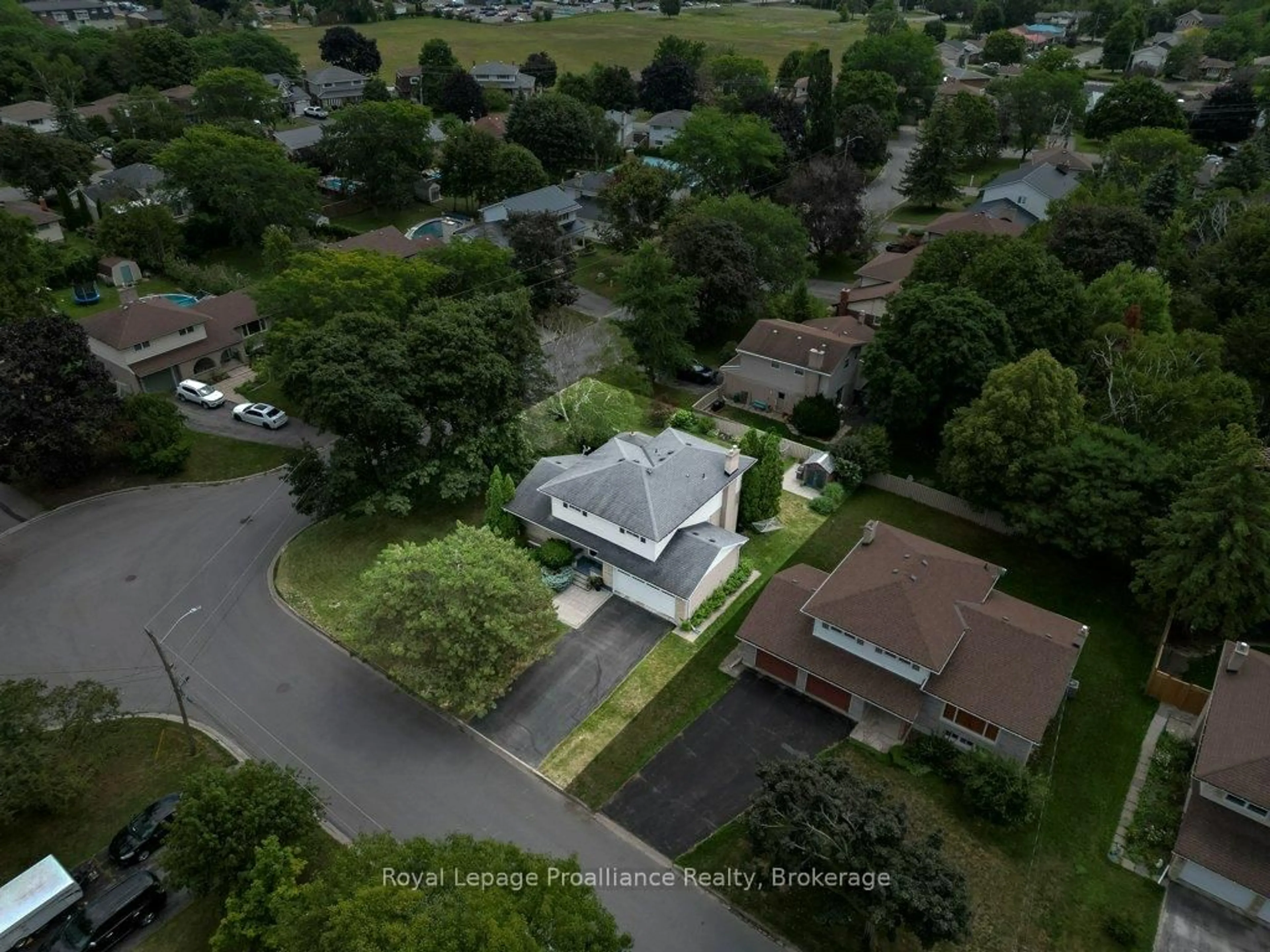 A pic from outside/outdoor area/front of a property/back of a property/a pic from drone, street for 29 Hope Cres, Belleville Ontario K8P 4S3