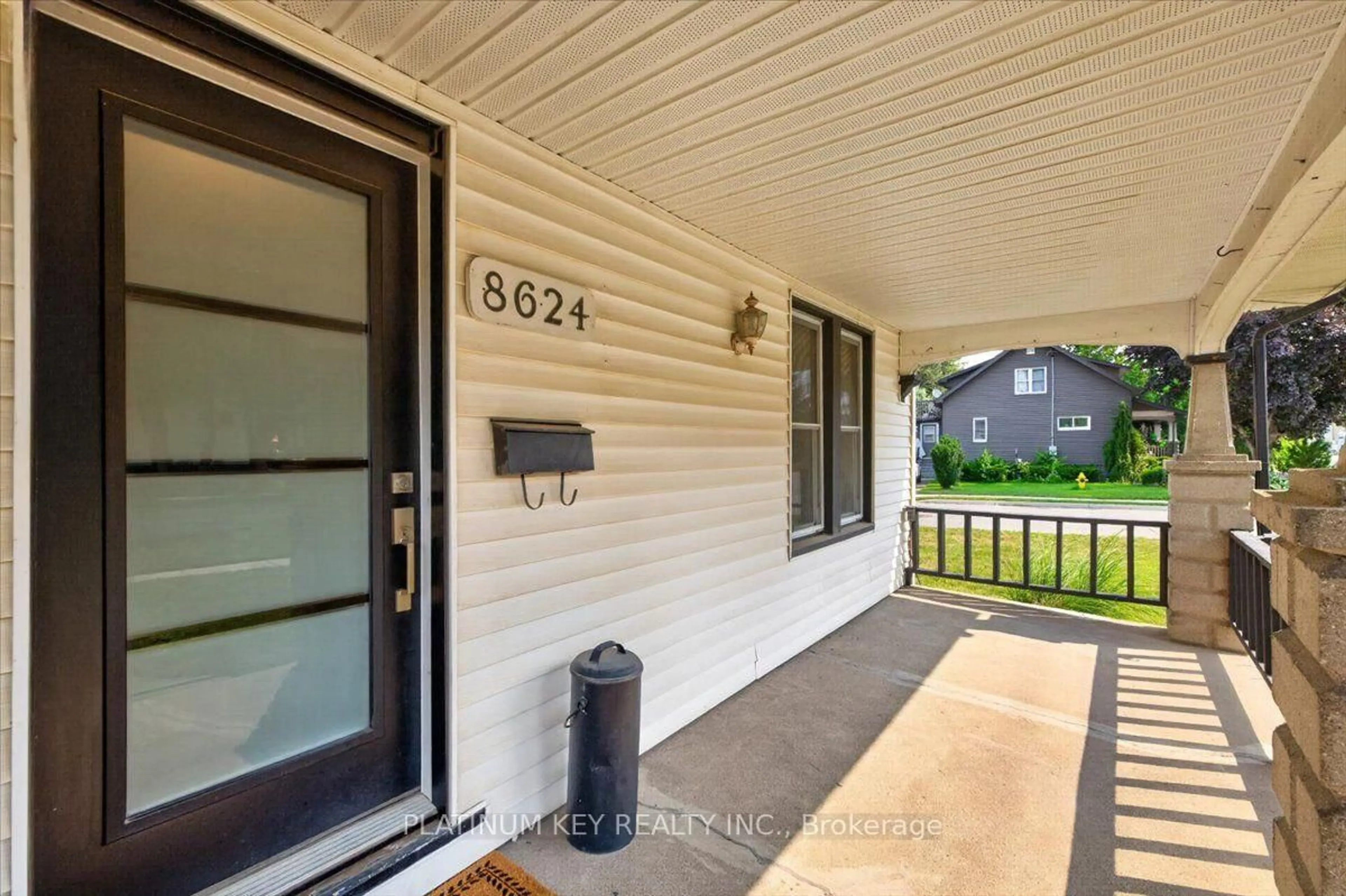 Indoor entryway for 8624 Glendon Dr, Strathroy-Caradoc Ontario N0L 1W0