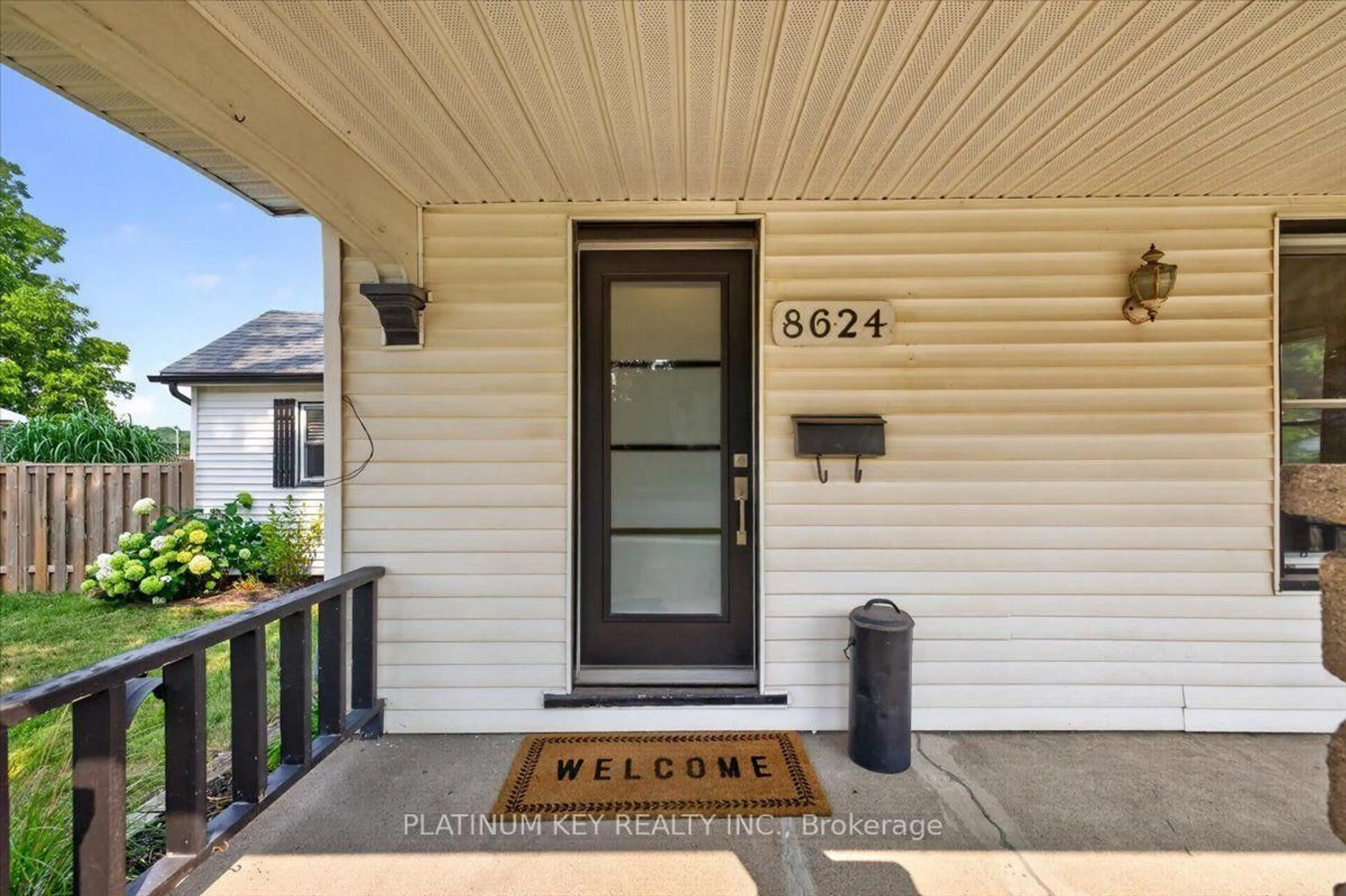 Indoor entryway for 8624 Glendon Dr, Strathroy-Caradoc Ontario N0L 1W0