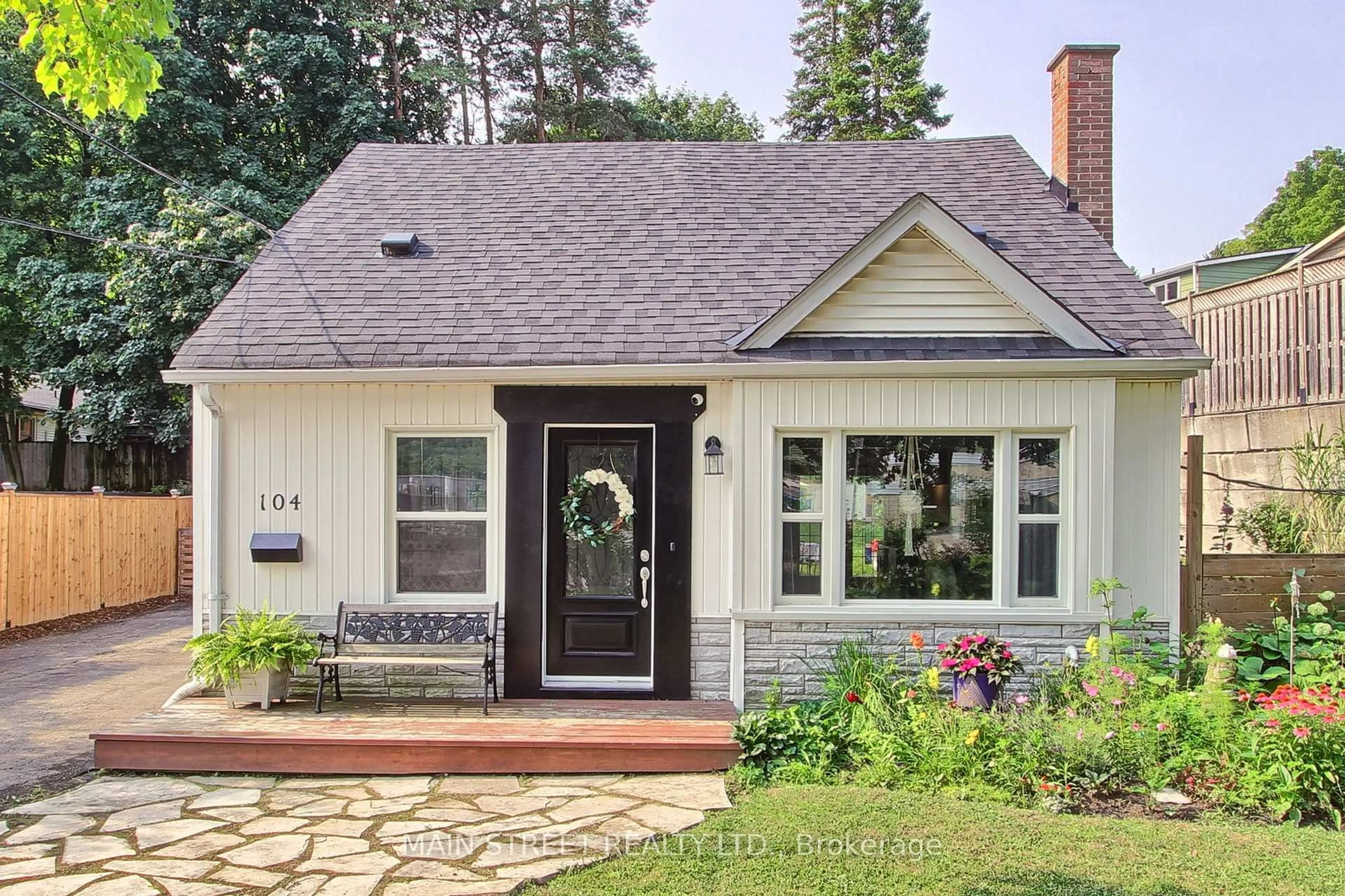Home with brick exterior material, street for 104 Mercer St, Hamilton Ontario L9H 2N9
