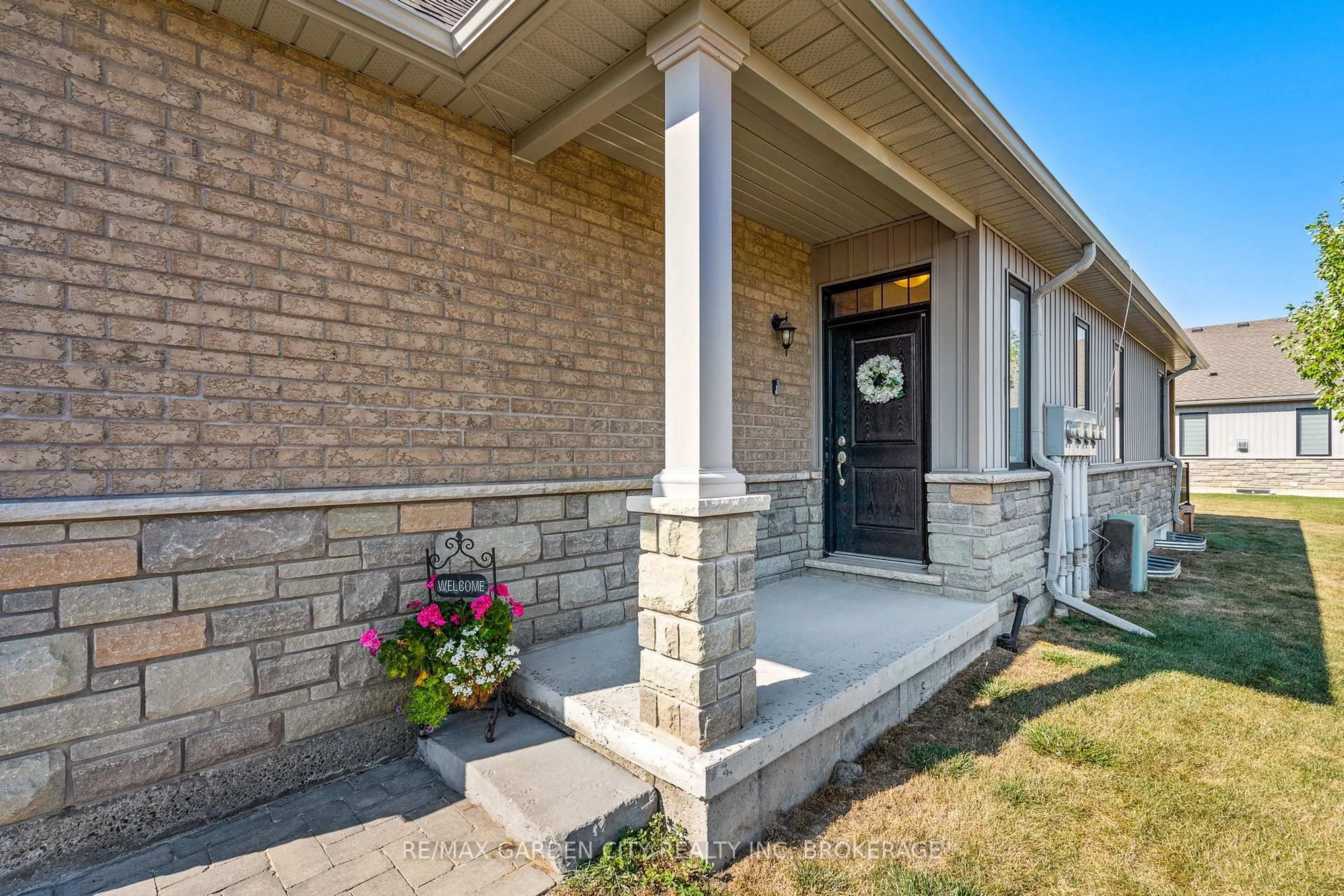 Home with brick exterior material, street for 54 BORDEN Tr, Welland Ontario L3B 5X1
