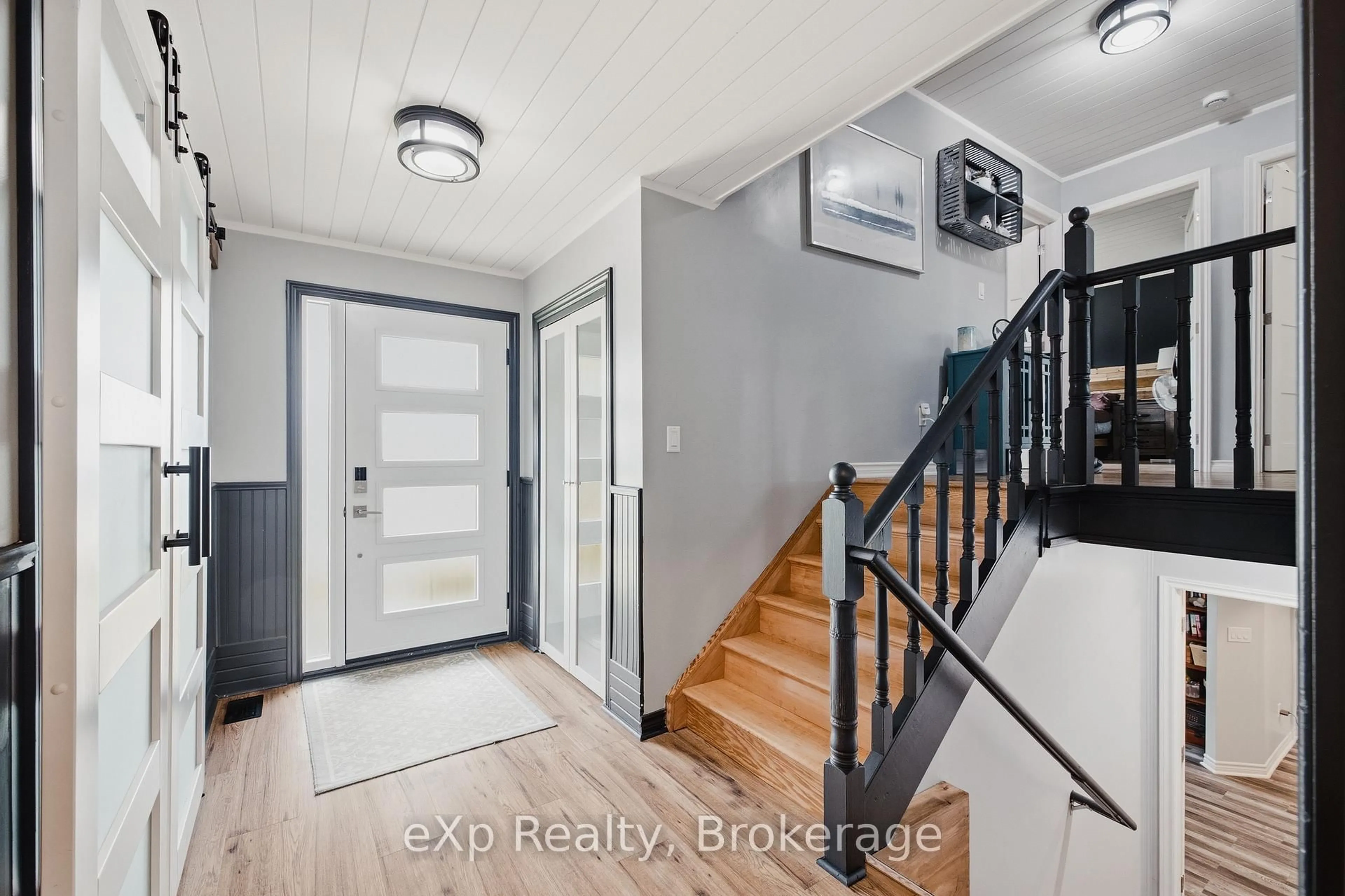 Indoor entryway for 375 Victoria St, Southgate Ontario N0C 1B0