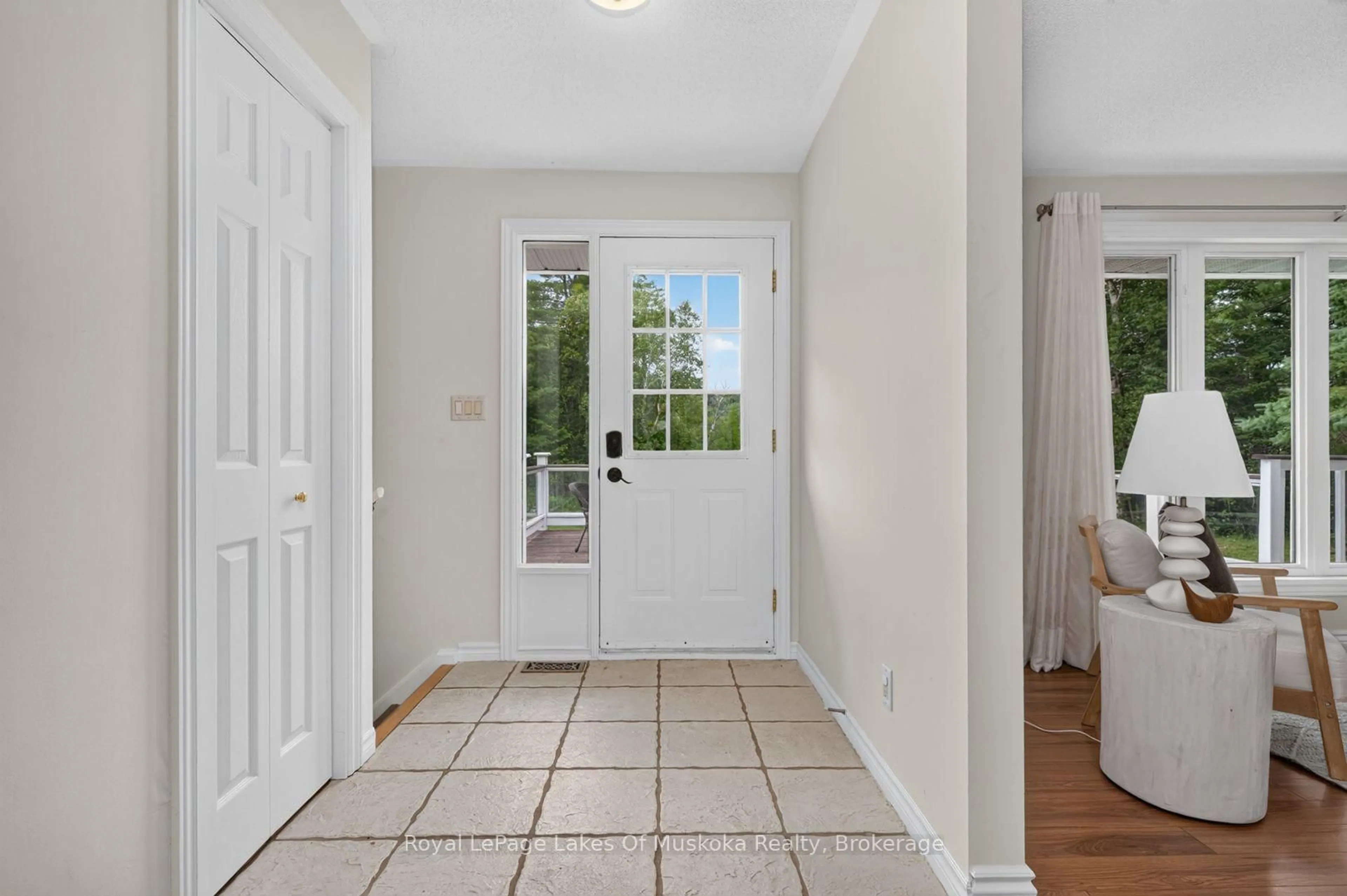 Indoor entryway for 44 Shellwood Shores Ave, Huntsville Ontario P1H 2M4