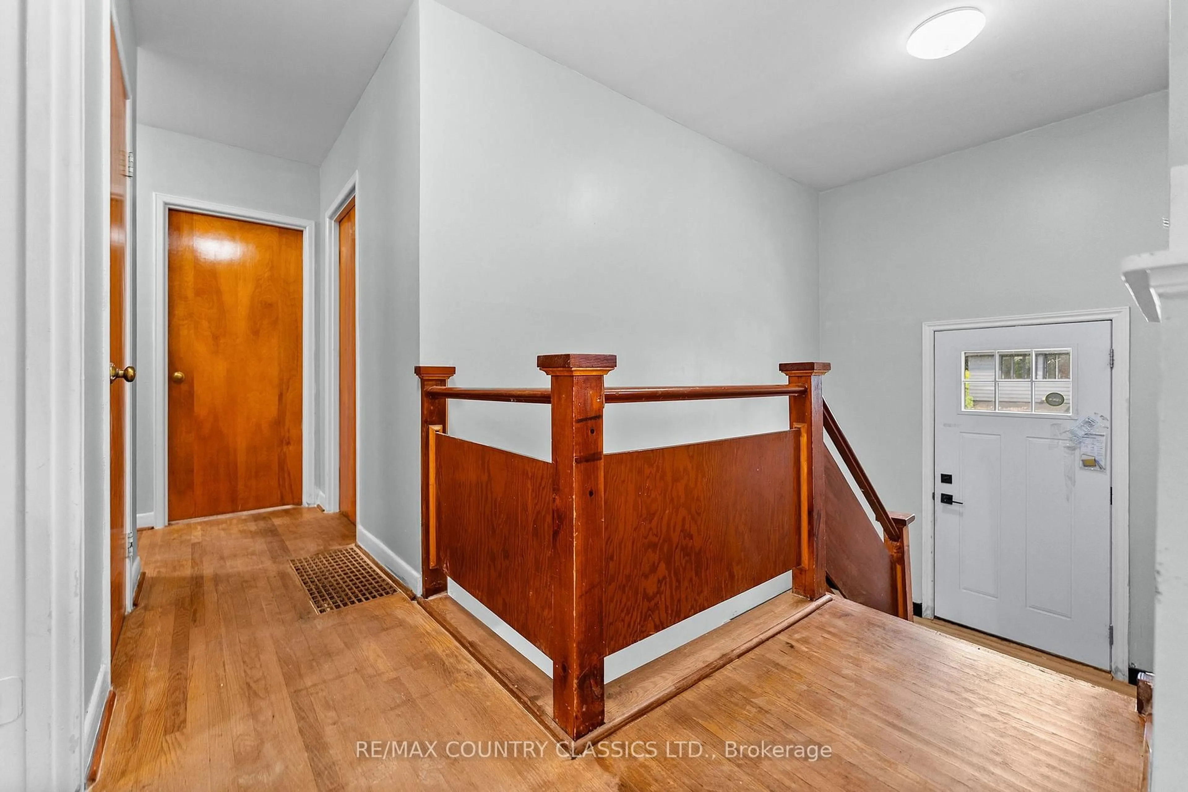 Indoor foyer for 1043 Estates Rd, Highlands East Ontario K0L 1C0