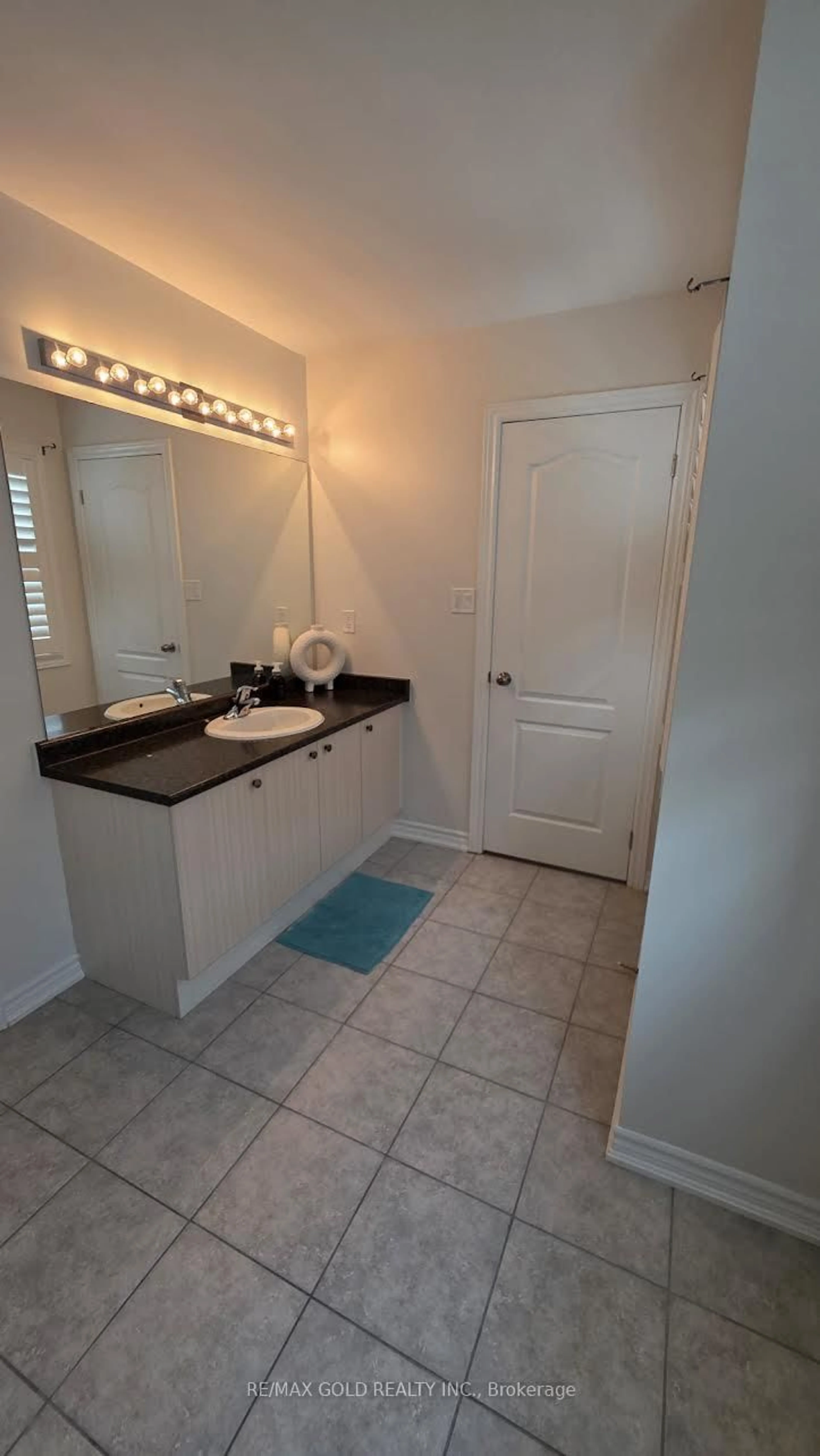 Standard bathroom, ceramic/tile floor for 318 Wallace St, Shelburne Ontario L0N 1S2