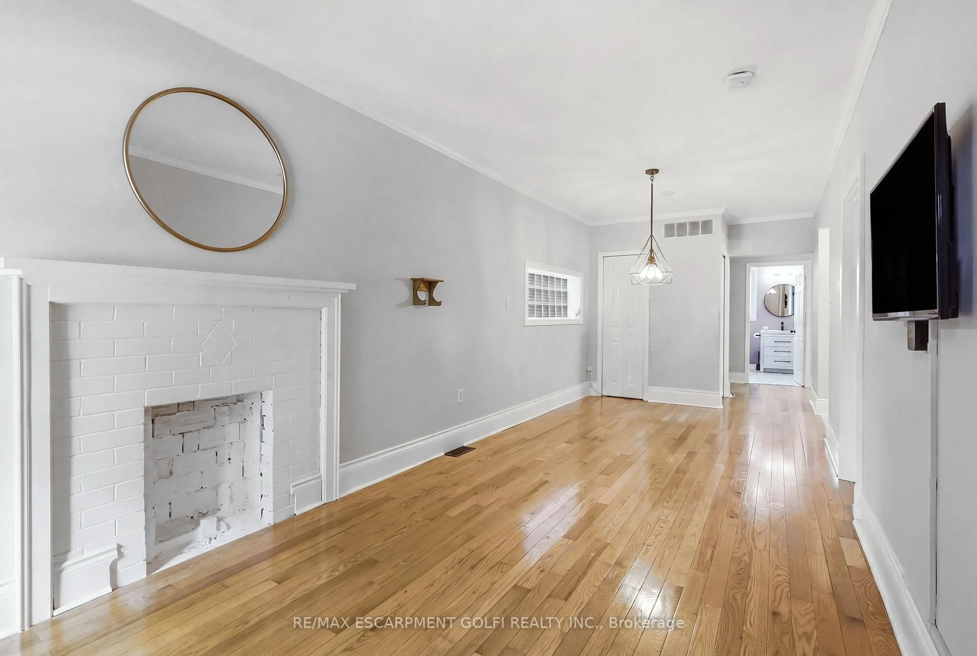 A pic of a room for 34 East 24th St, Hamilton Ontario L8V 2X7