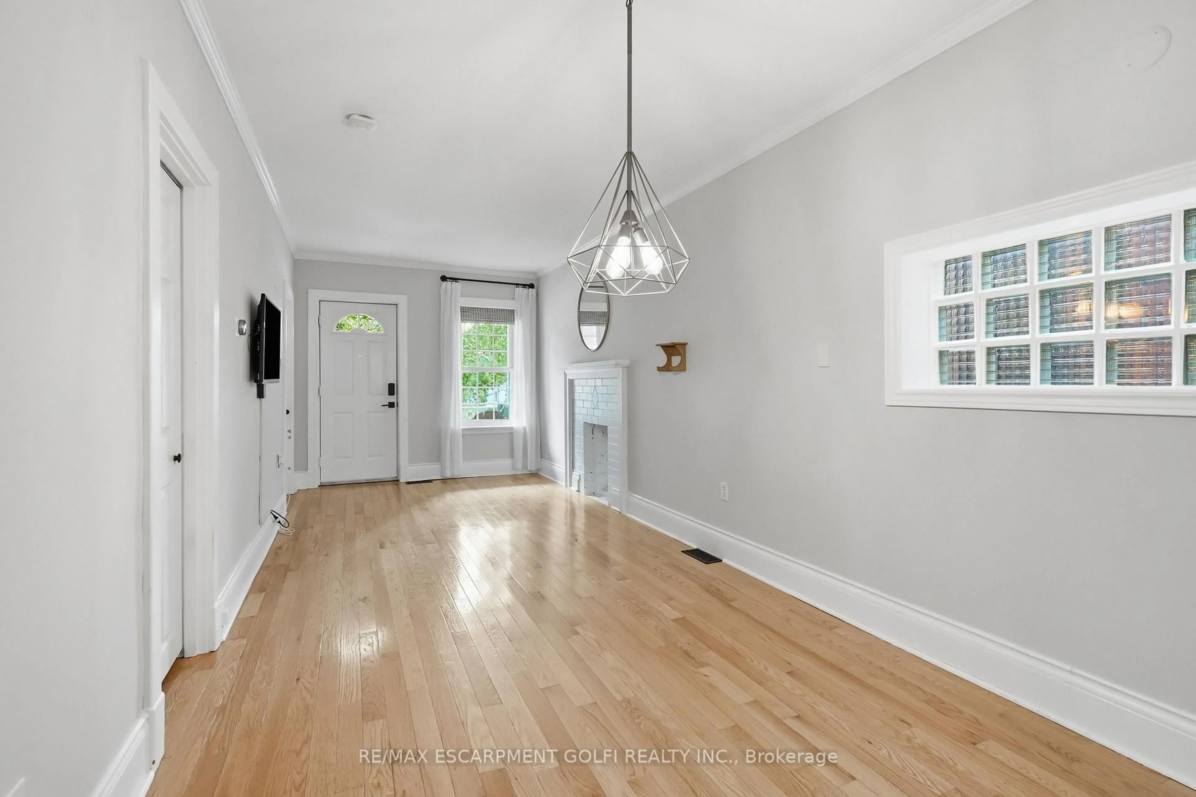 Indoor entryway for 34 East 24th St, Hamilton Ontario L8V 2X7
