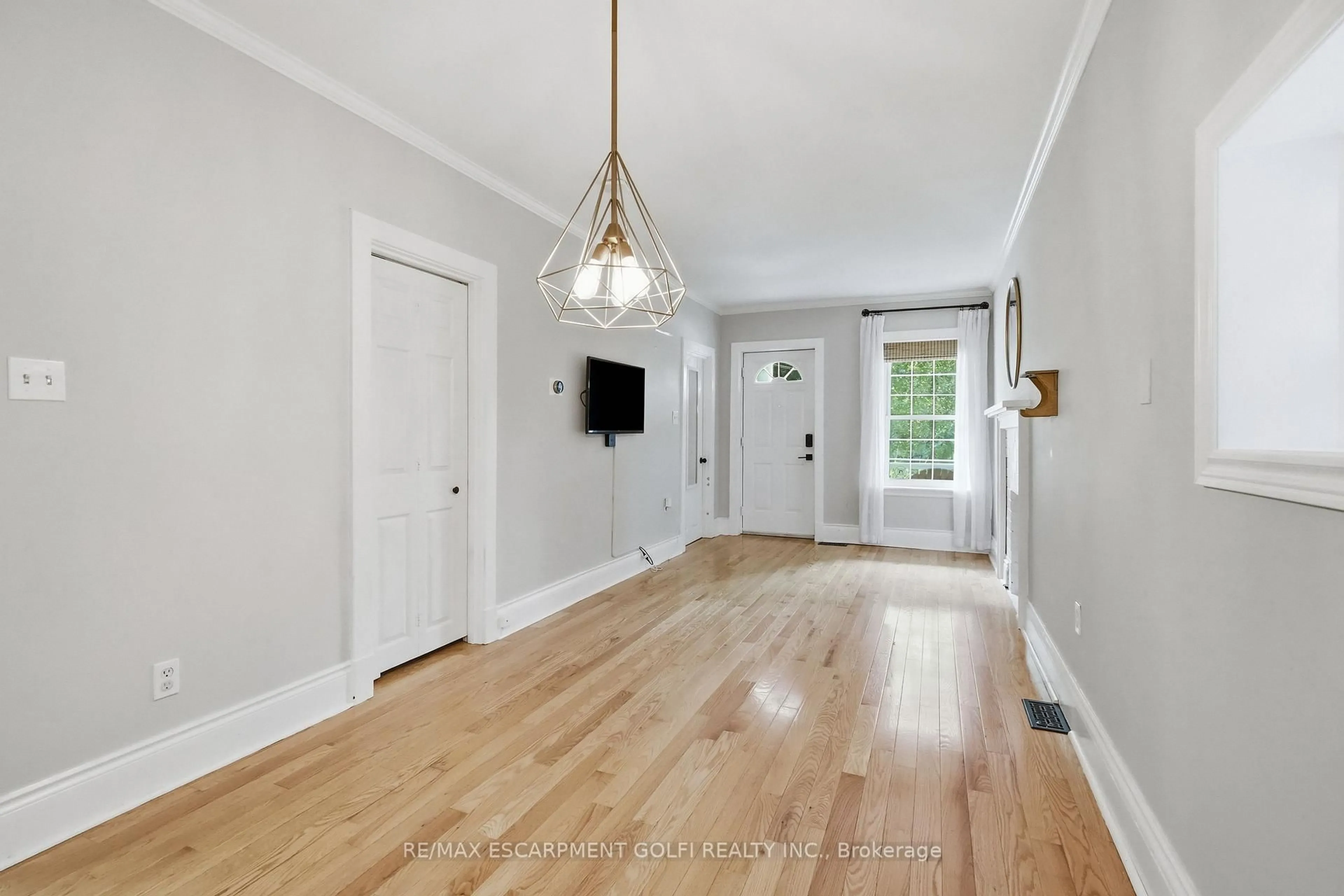Indoor entryway for 34 East 24th St, Hamilton Ontario L8V 2X7