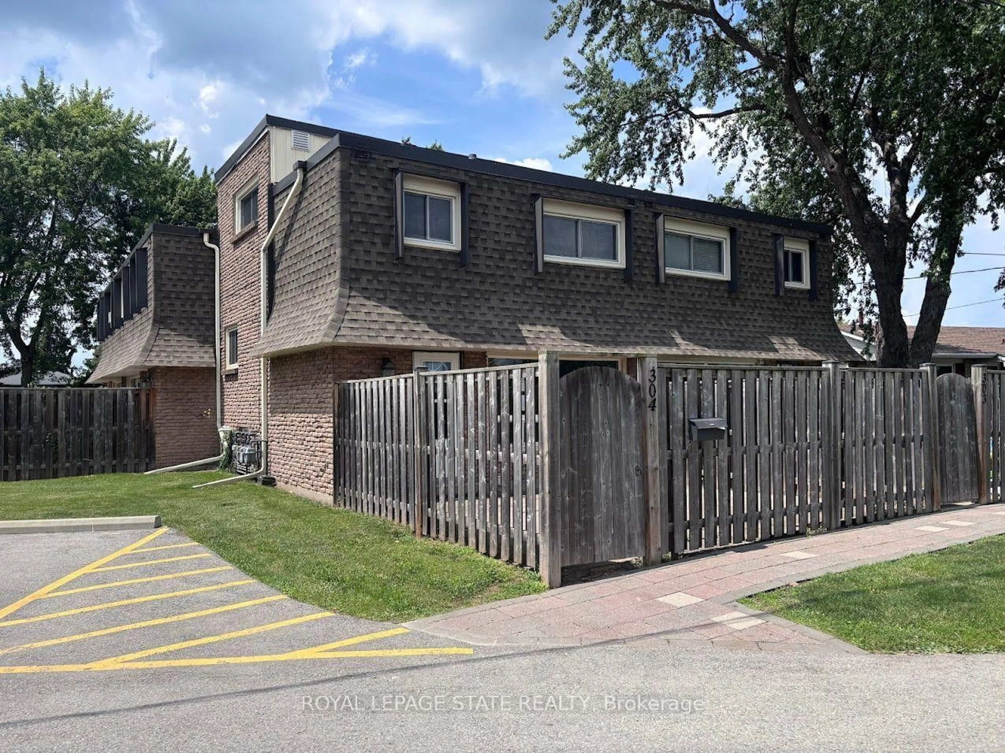 A pic from outside/outdoor area/front of a property/back of a property/a pic from drone, street for 5 Viking Crt #304, Grimsby Ontario L3M 3T8