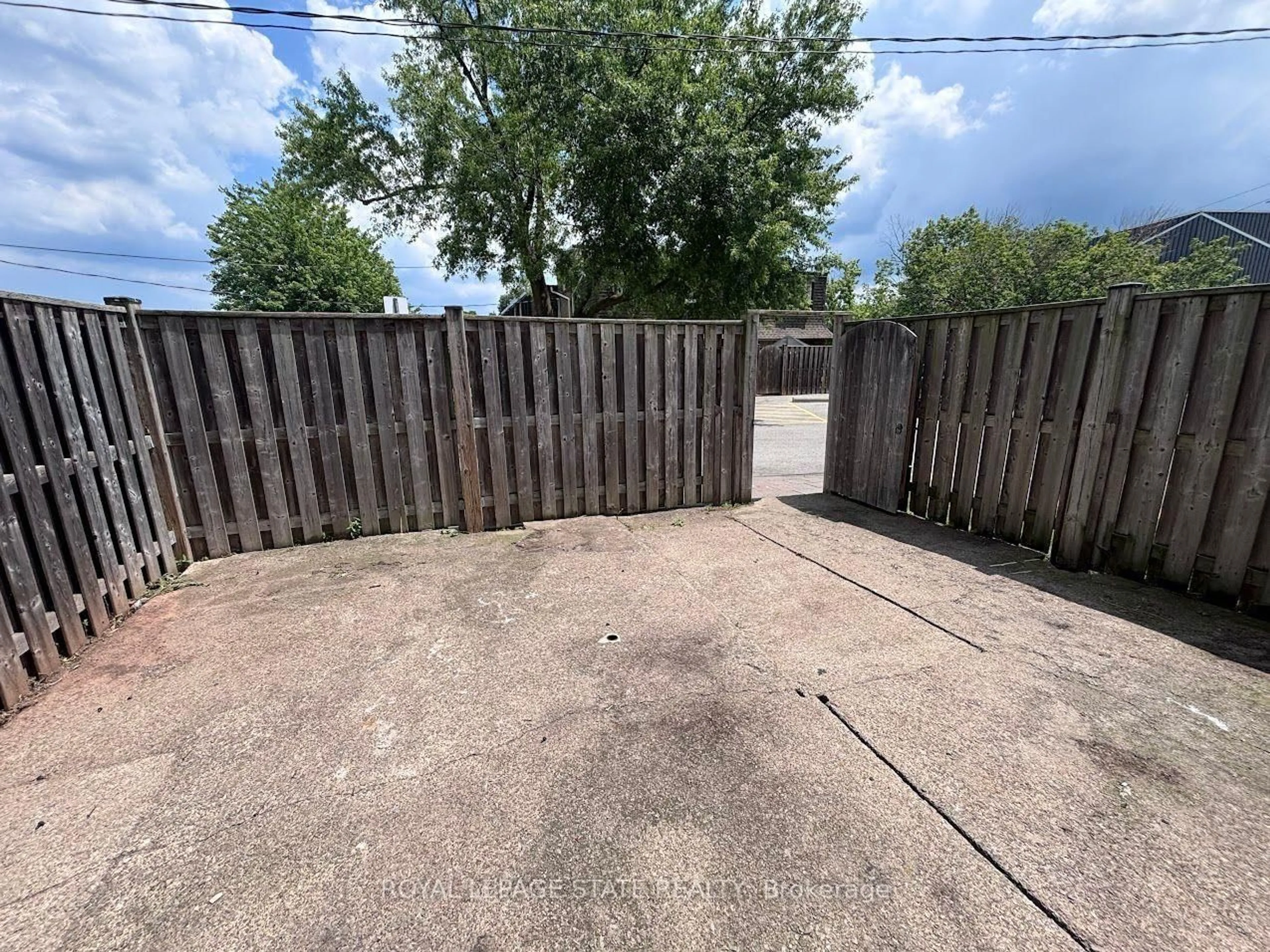 A pic from outside/outdoor area/front of a property/back of a property/a pic from drone, street for 5 Viking Crt #304, Grimsby Ontario L3M 3T8