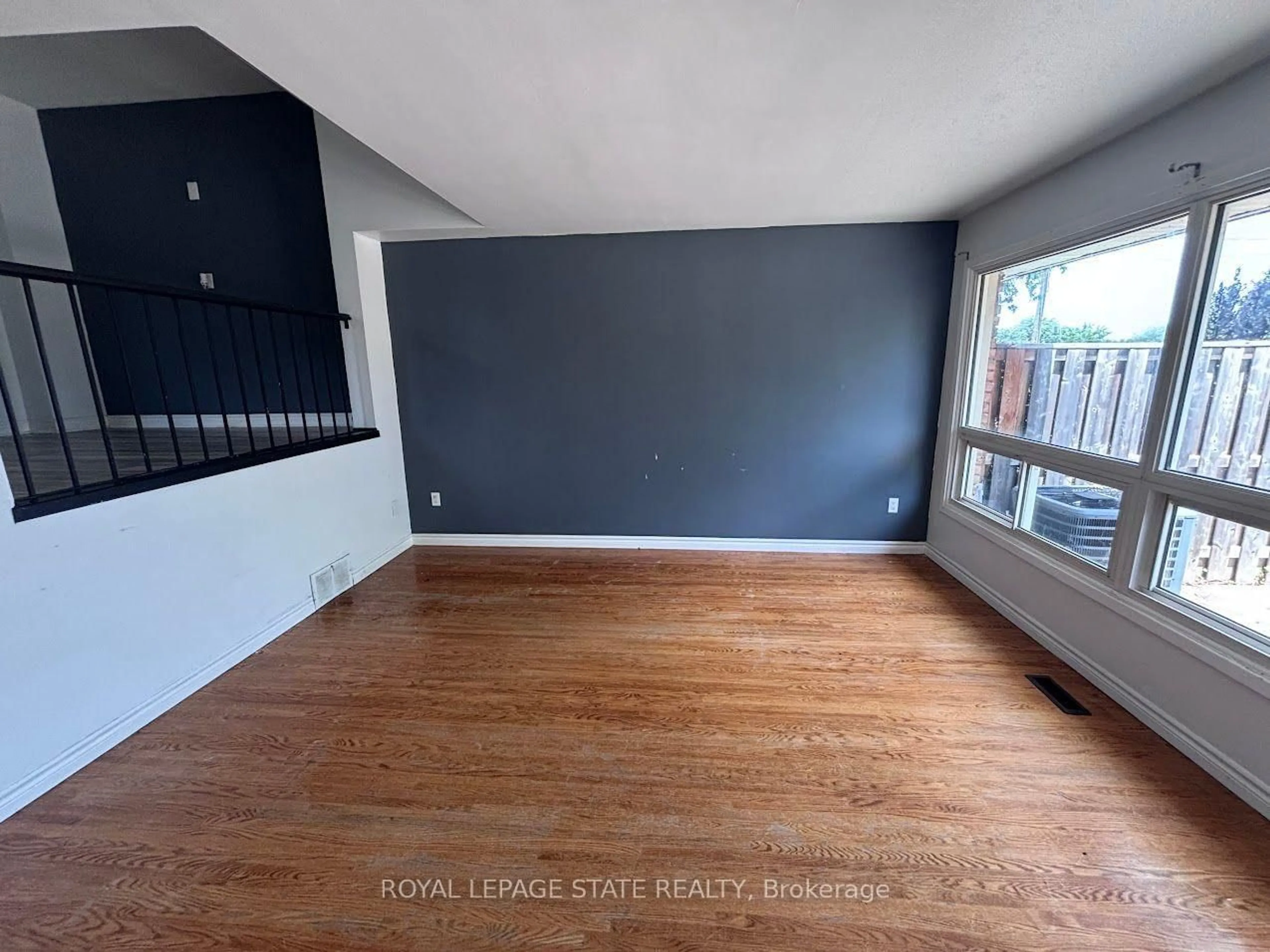 A pic of a room for 5 Viking Crt #304, Grimsby Ontario L3M 3T8