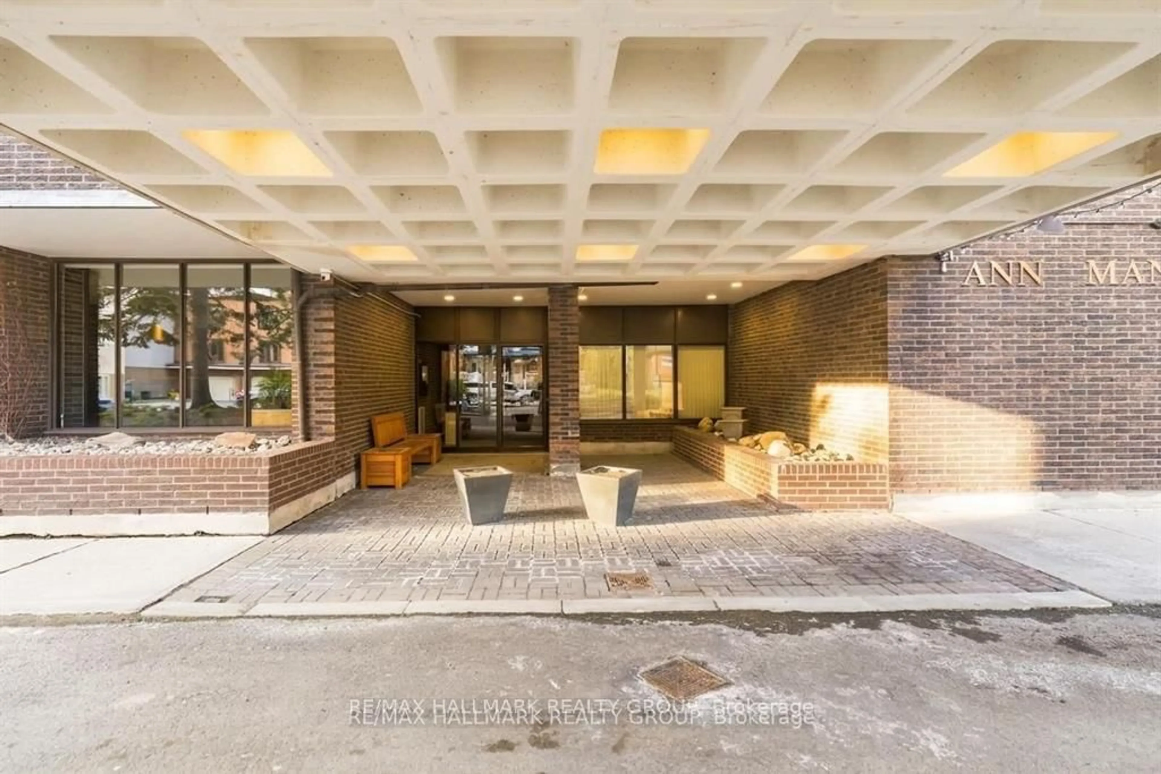 Lobby for 71 Somerset St #2003, Ottawa Ontario K2P 2G2