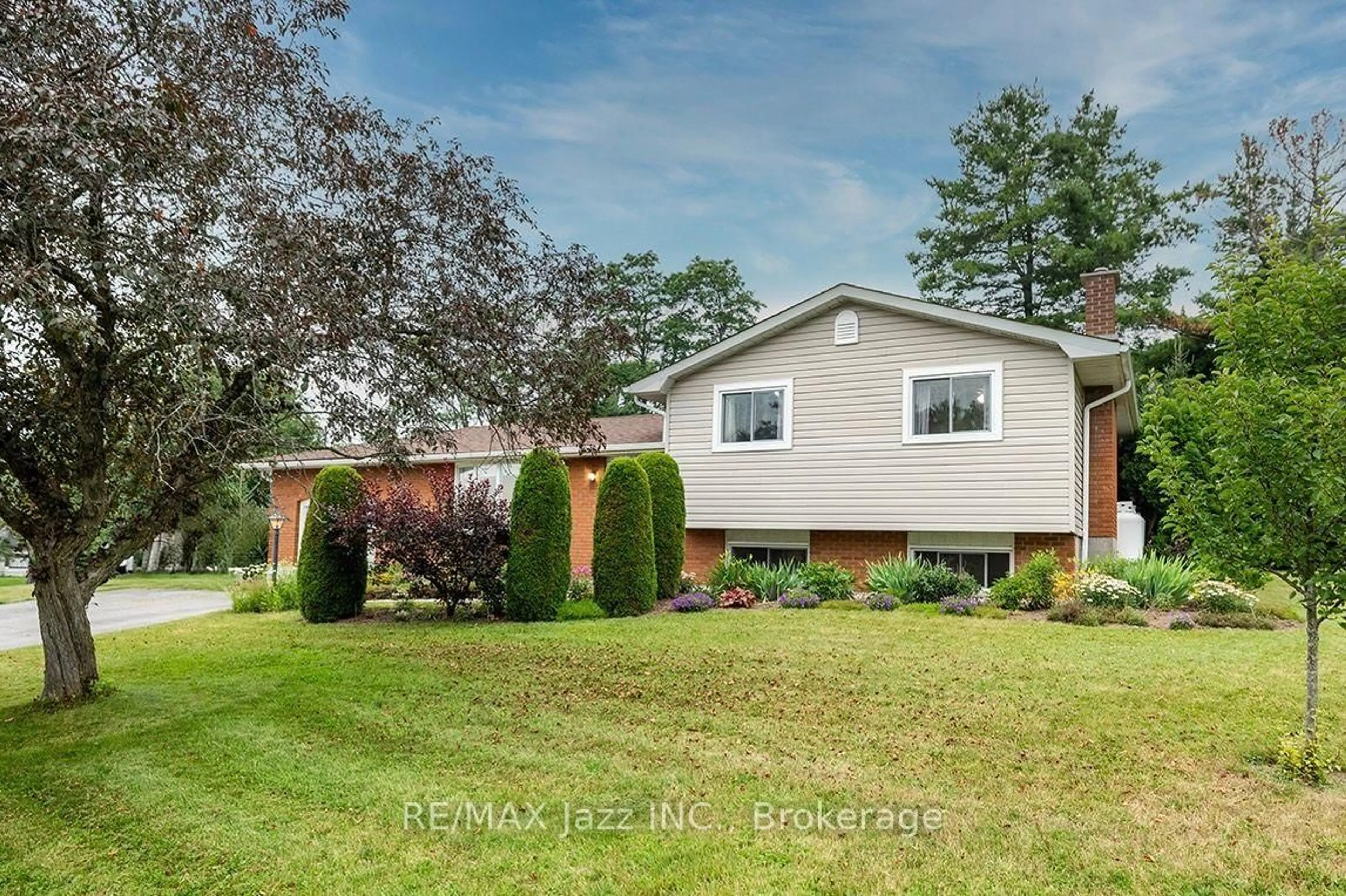 Home with vinyl exterior material, street for 20 Twin Lane, Brighton Ontario K0K 1H0