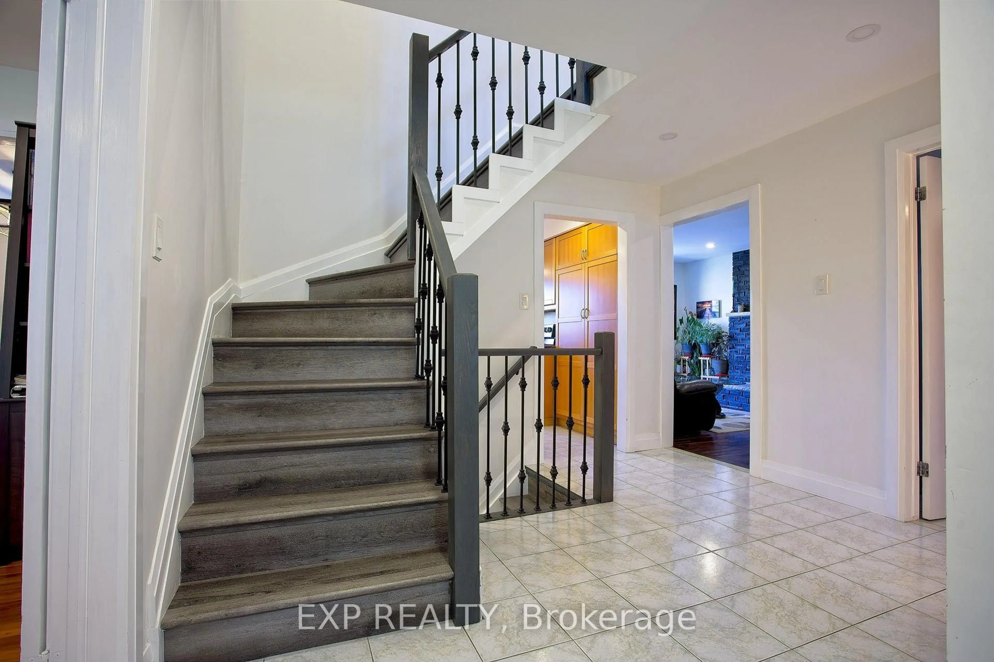 Indoor entryway for 39 Ainsworth St, Hamilton Ontario L8J 1T2
