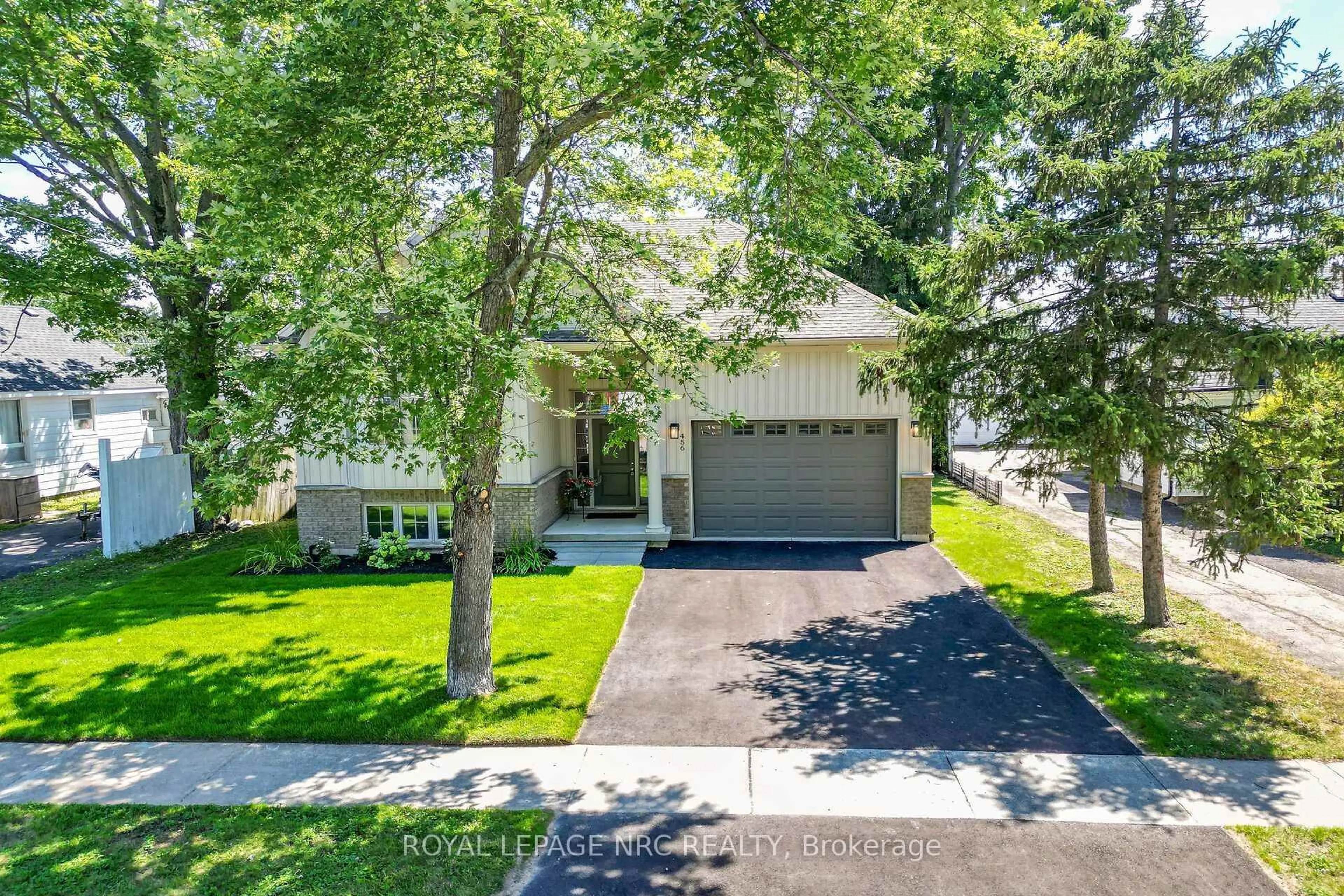 A pic from outside/outdoor area/front of a property/back of a property/a pic from drone, street for 456 DAYTONA Dr, Fort Erie Ontario L2A 4Y9
