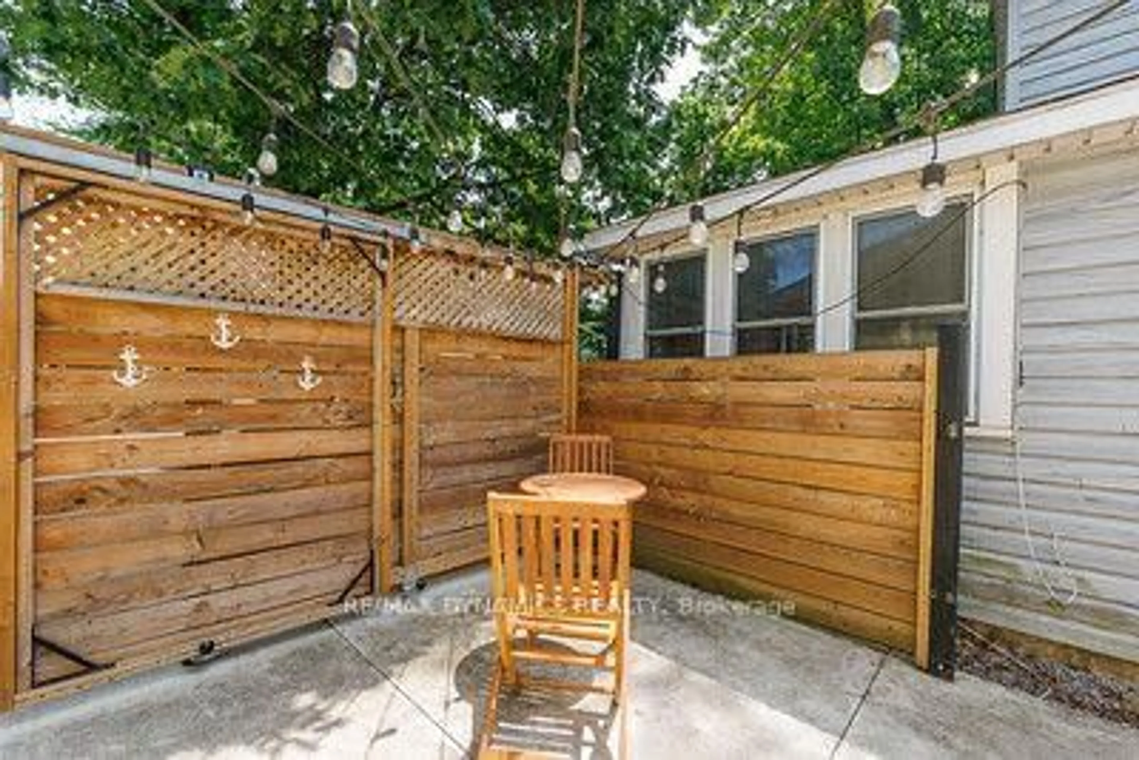 Patio, street for 357 Ridgeway Rd, Fort Erie Ontario L0S 1B0