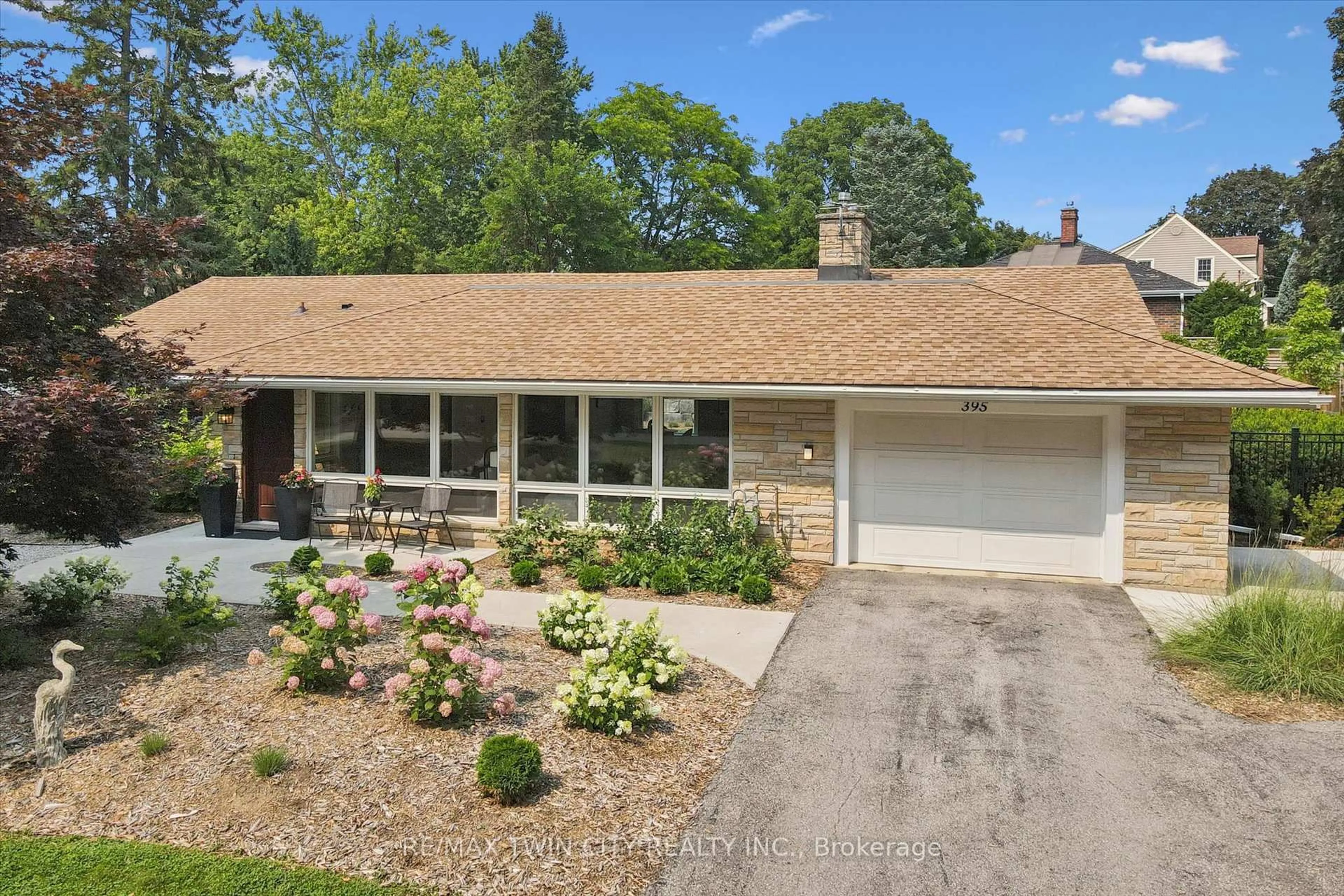 A pic from outside/outdoor area/front of a property/back of a property/a pic from drone, street for 395 Blue Heron Rdge, Cambridge Ontario N3H 3H2