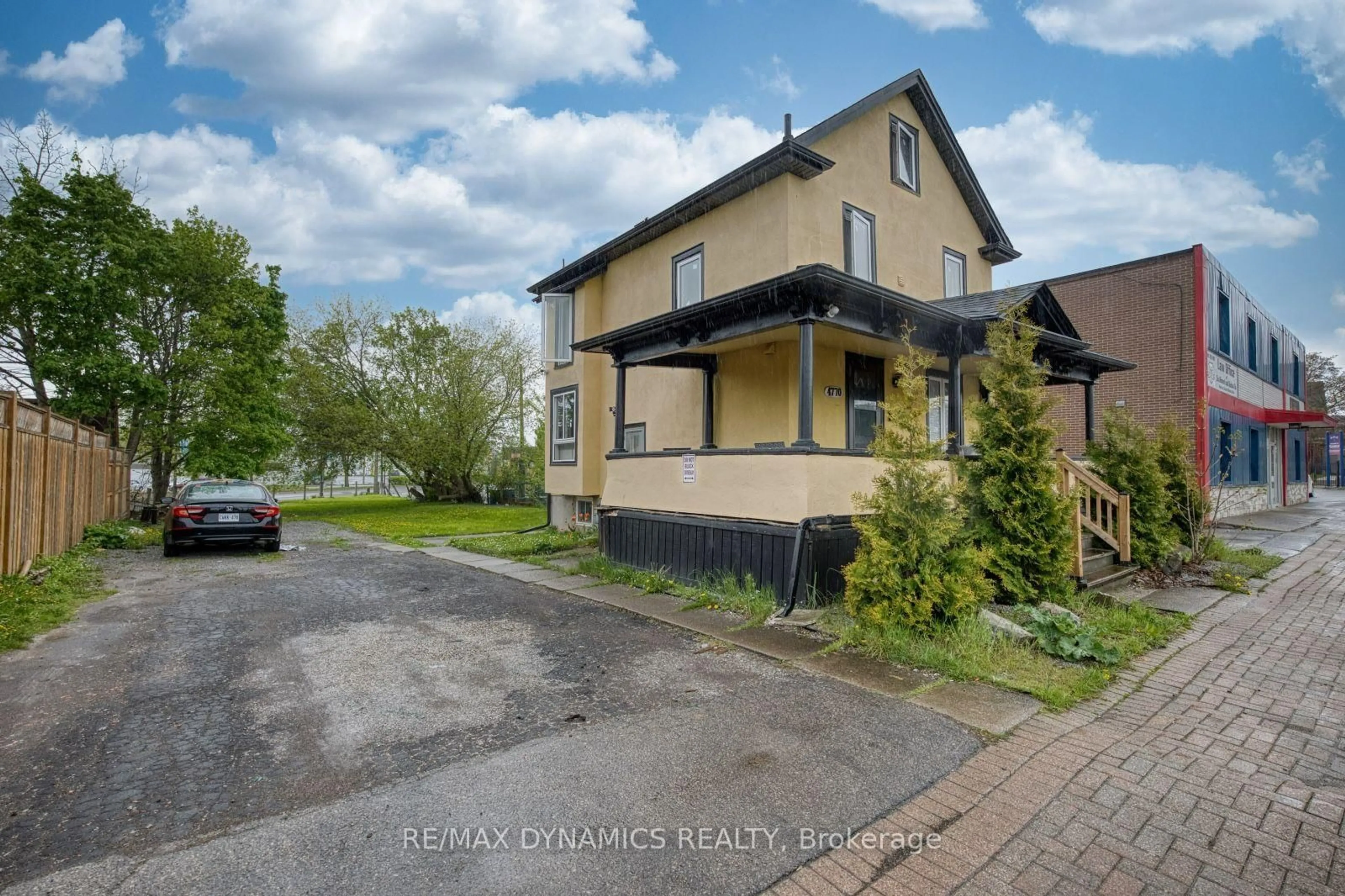 A pic from outside/outdoor area/front of a property/back of a property/a pic from drone, street for 4770 Queen St, Niagara Falls Ontario L2E 2M3
