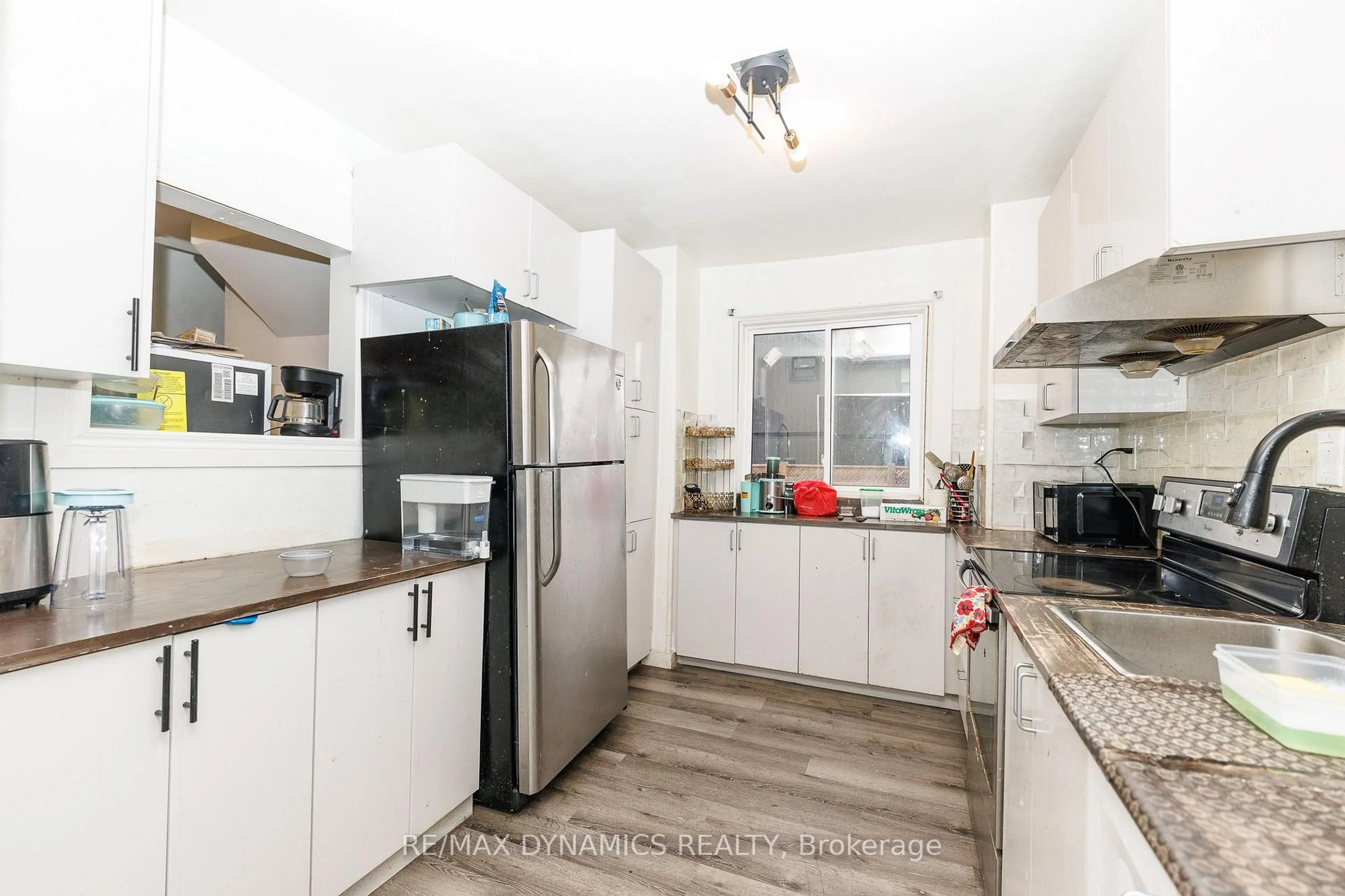 Standard kitchen, wood/laminate floor for 4770 Queen St, Niagara Falls Ontario L2E 2M3