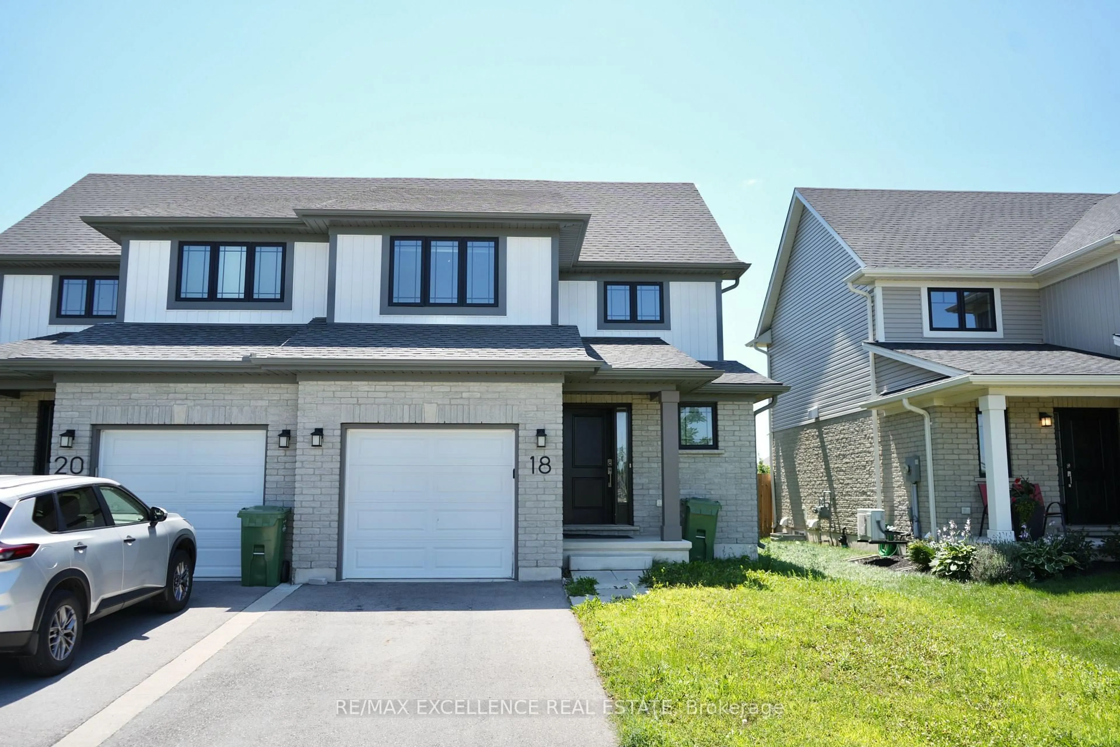 Home with vinyl exterior material, street for 18 Weir Cres, St. Thomas Ontario N5R 0L7