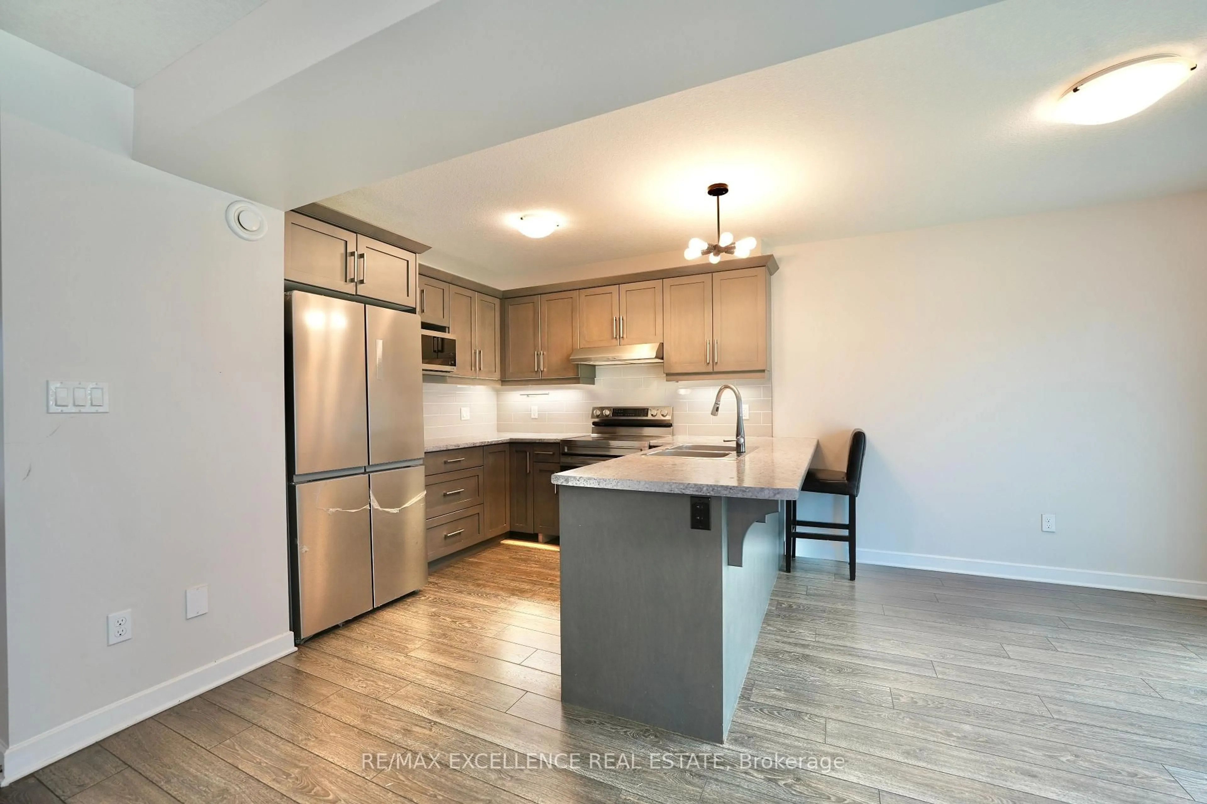 Open concept kitchen, wood/laminate floor for 18 Weir Cres, St. Thomas Ontario N5R 0L7